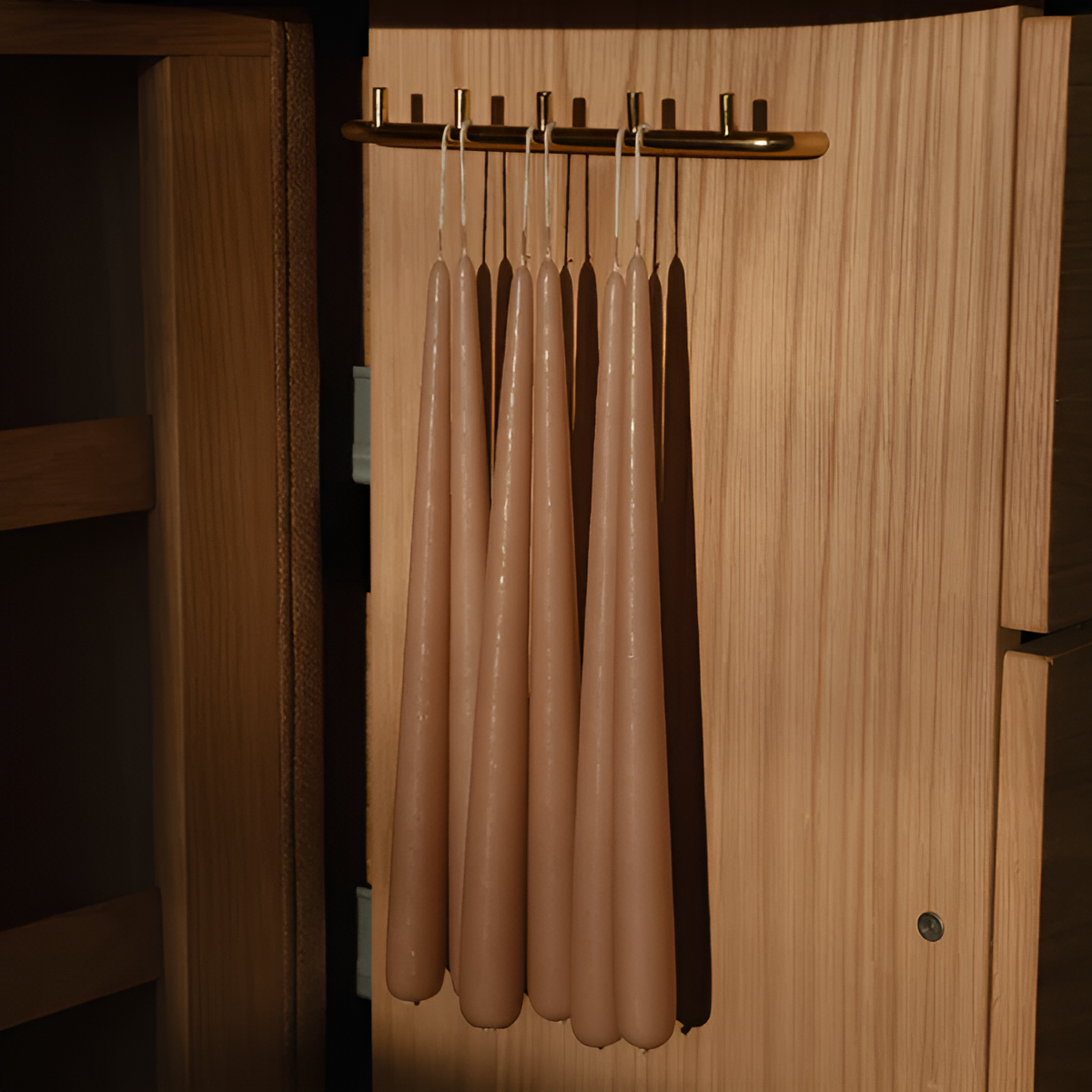 Kast TREASURES gebroken wit met eiken basis