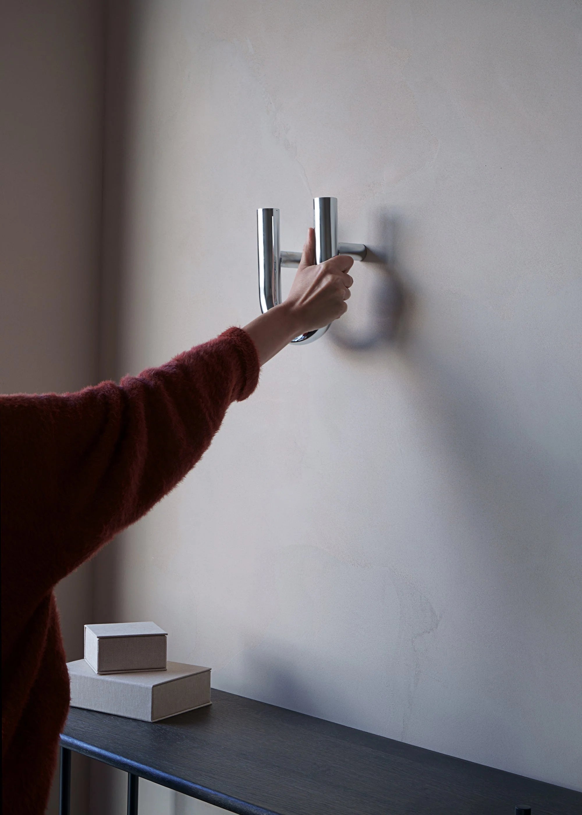 UNE cobalt wall hanger