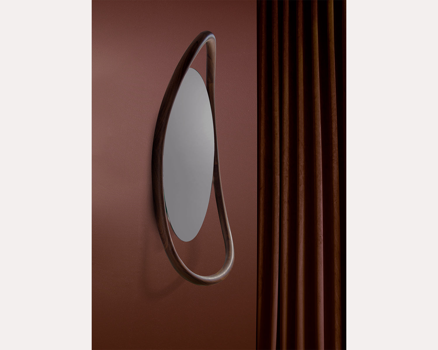 Wandspiegel UNUT aus massivem Nussbaumholz