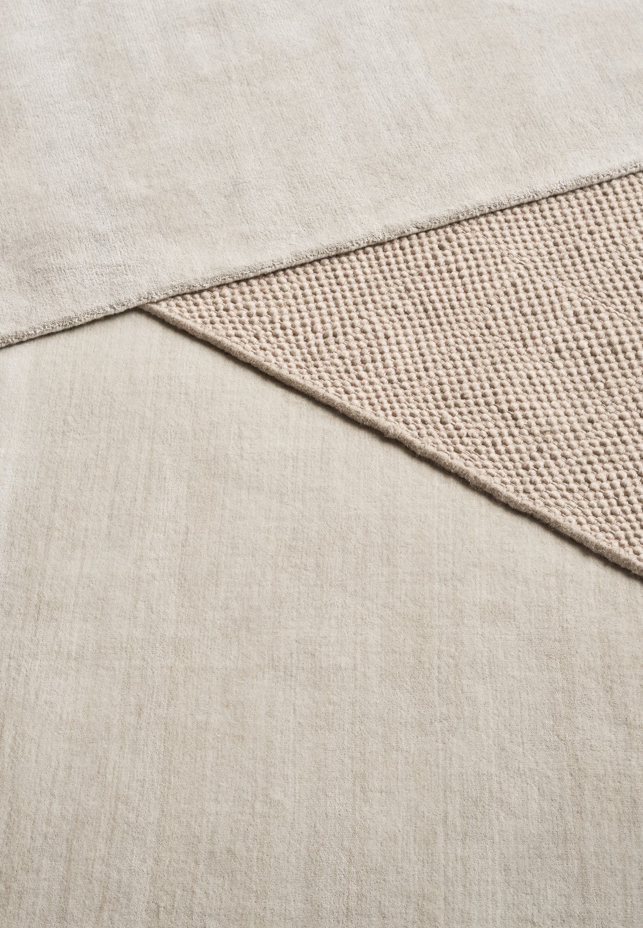 Dywan 145 jasnoszara mieszanka wełny i bambusa do salonu – styl minimalistyczny