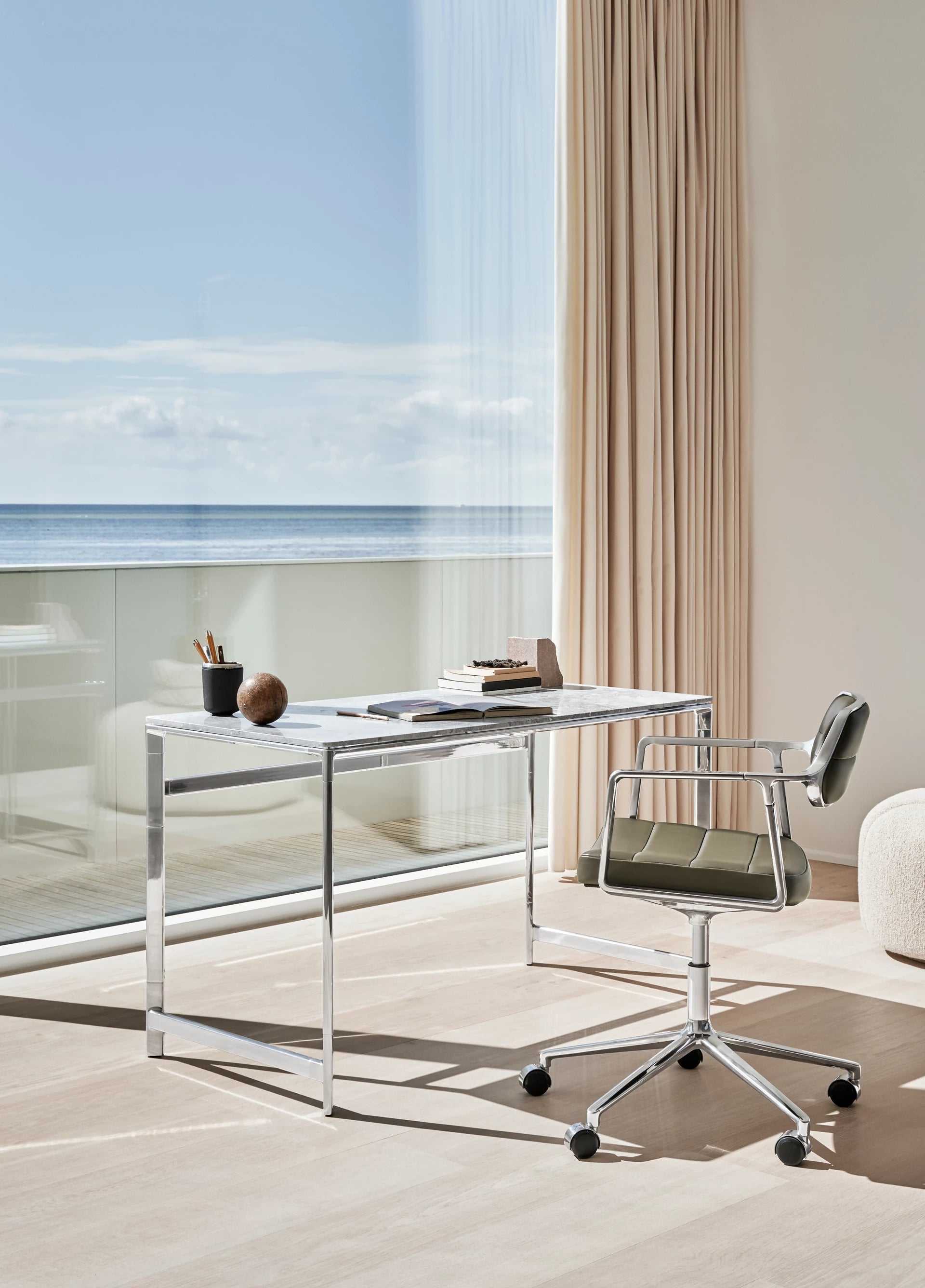Biurko STUDIO marmurowy blat – Vipp