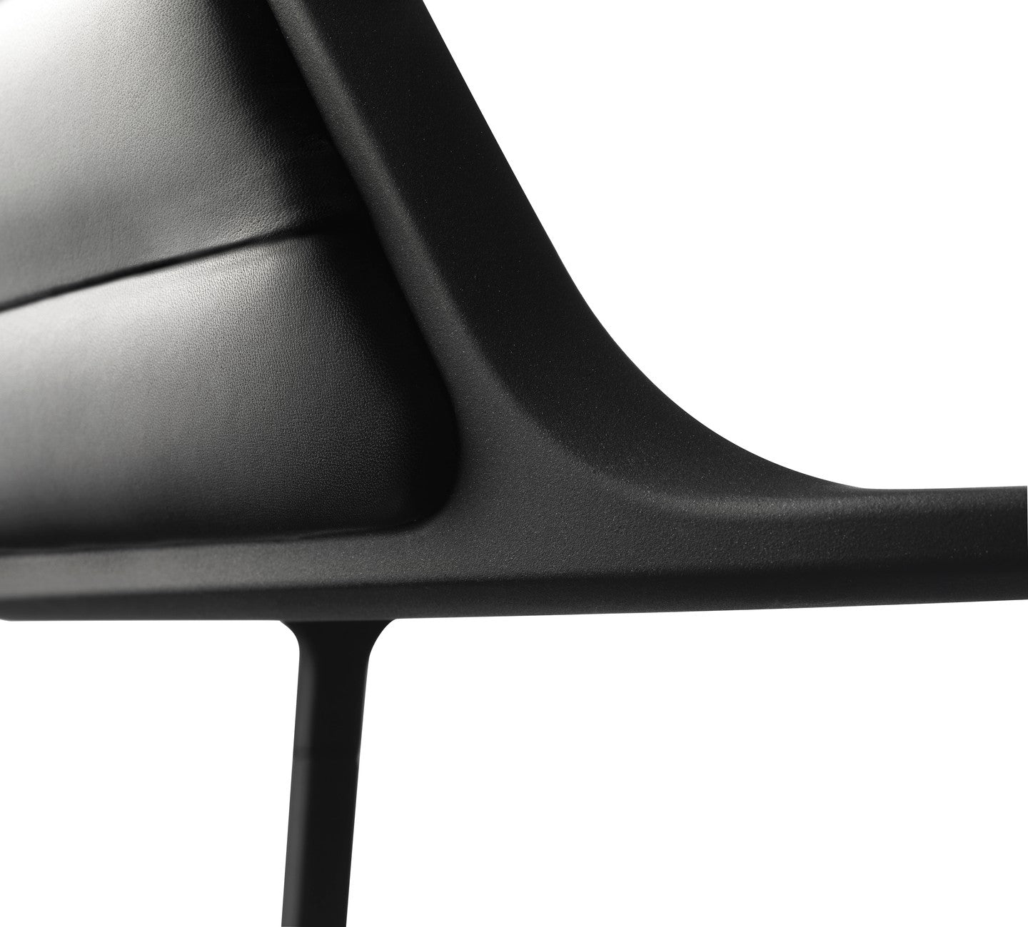 Stoel 451 zwart leer met zwarte metalen basis