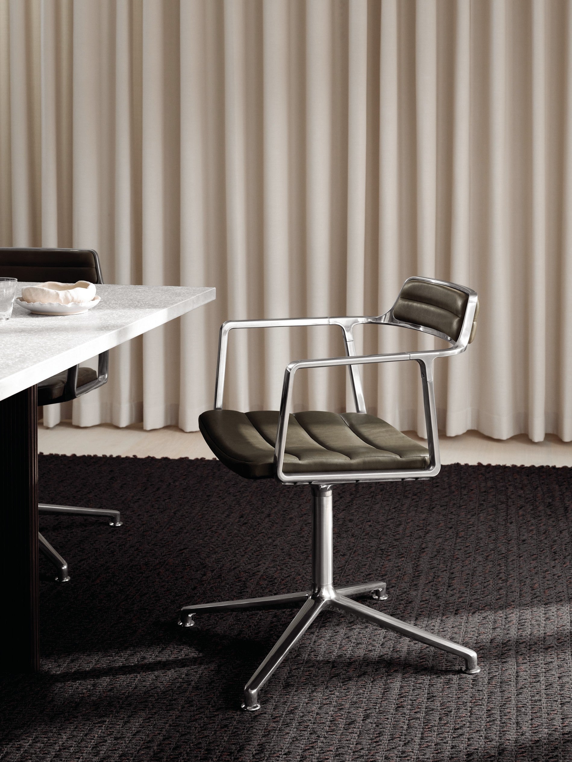 Bureau stoel 452 groene leer met metalen basis