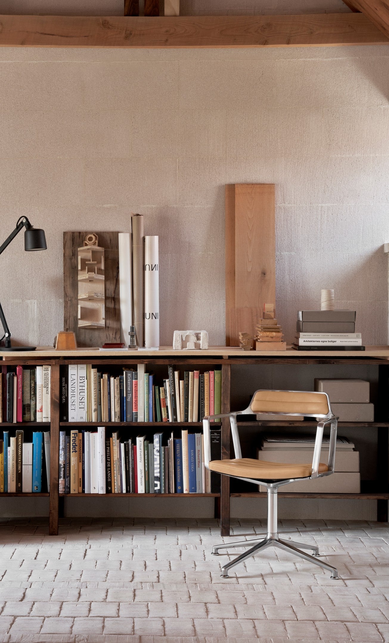 Bureau stoel 452 karamel leer met metalen basis