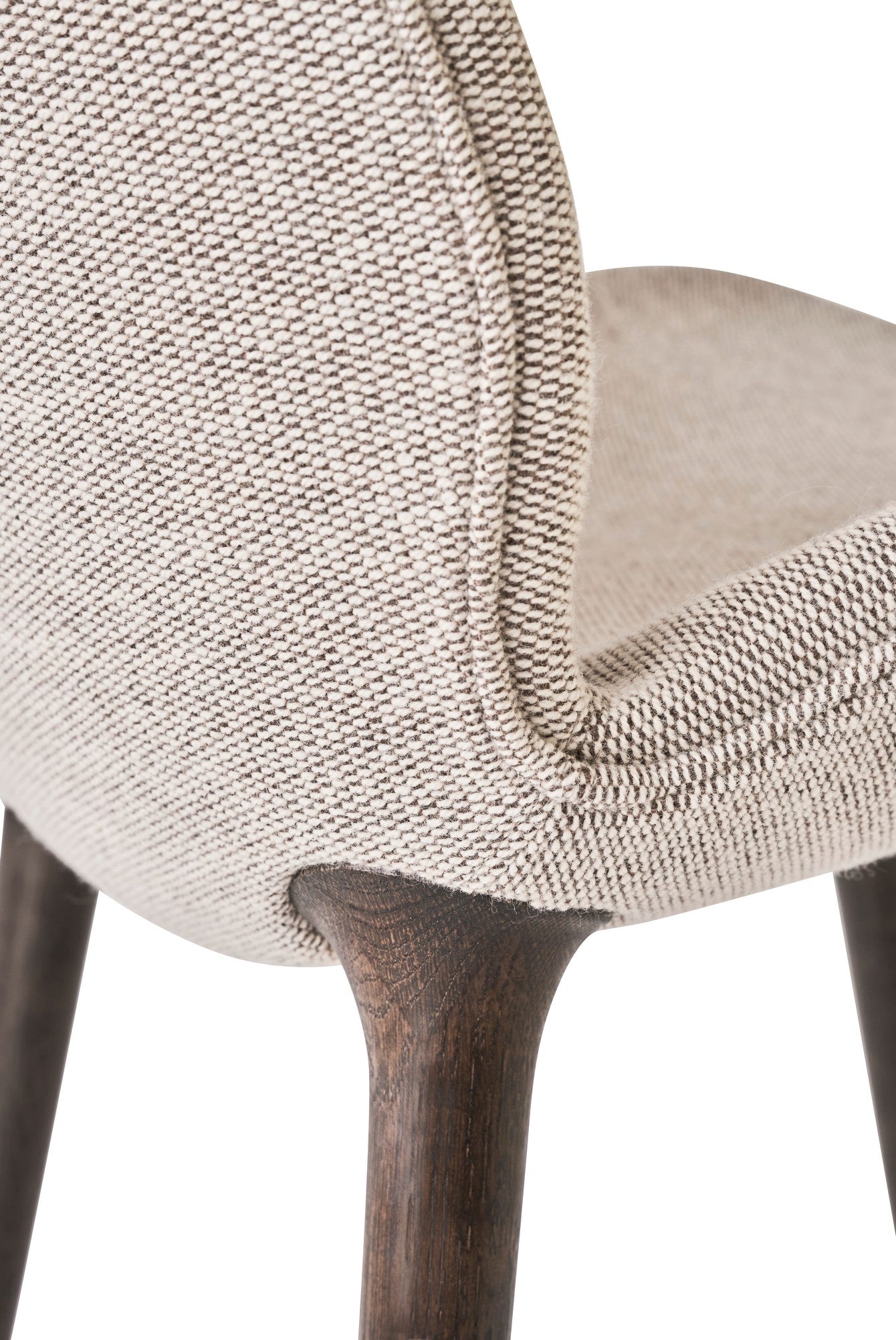 Stoel LODGE beige met een donkere eiken basis