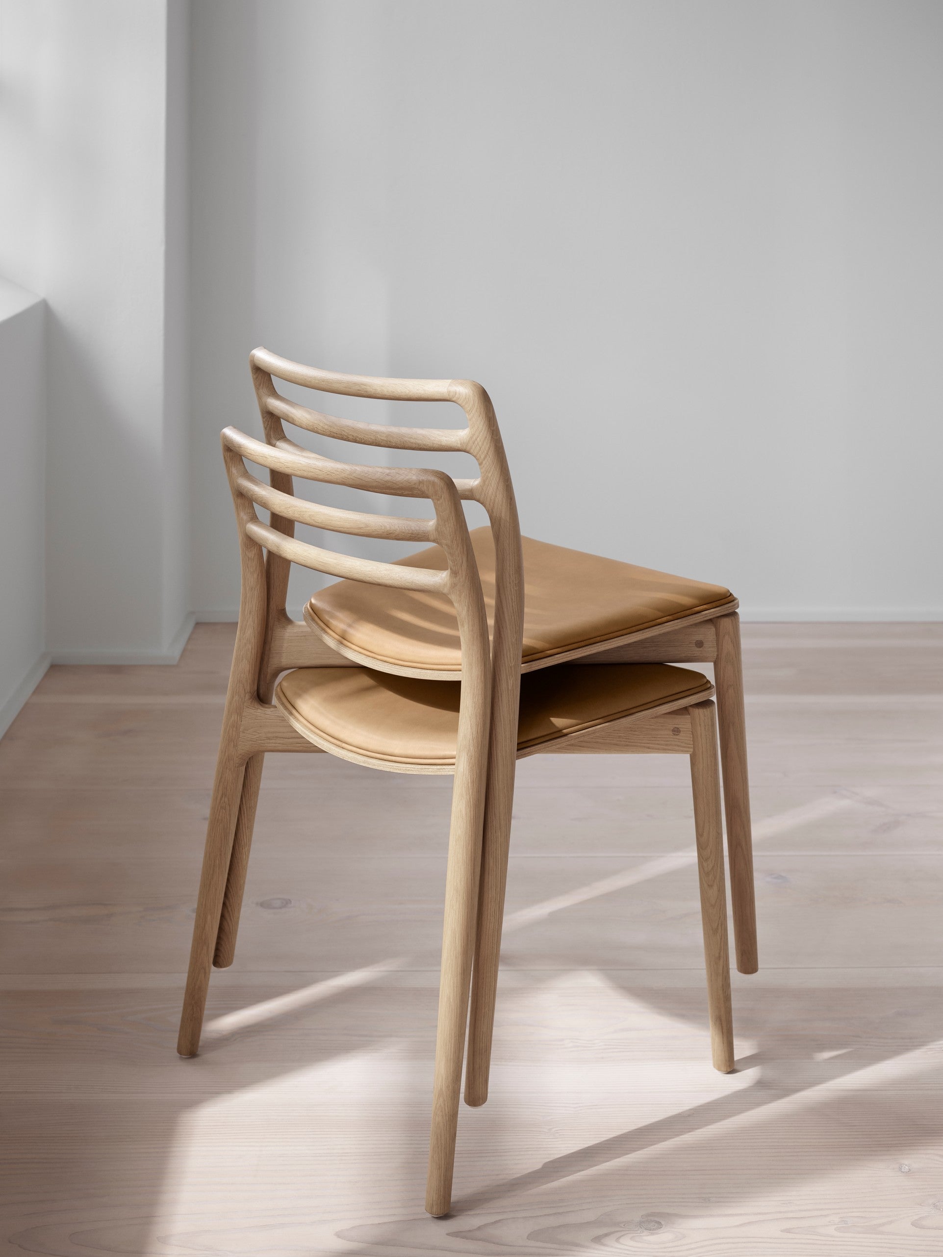 Stoel CABIN karamel leer met lichte eiken basis