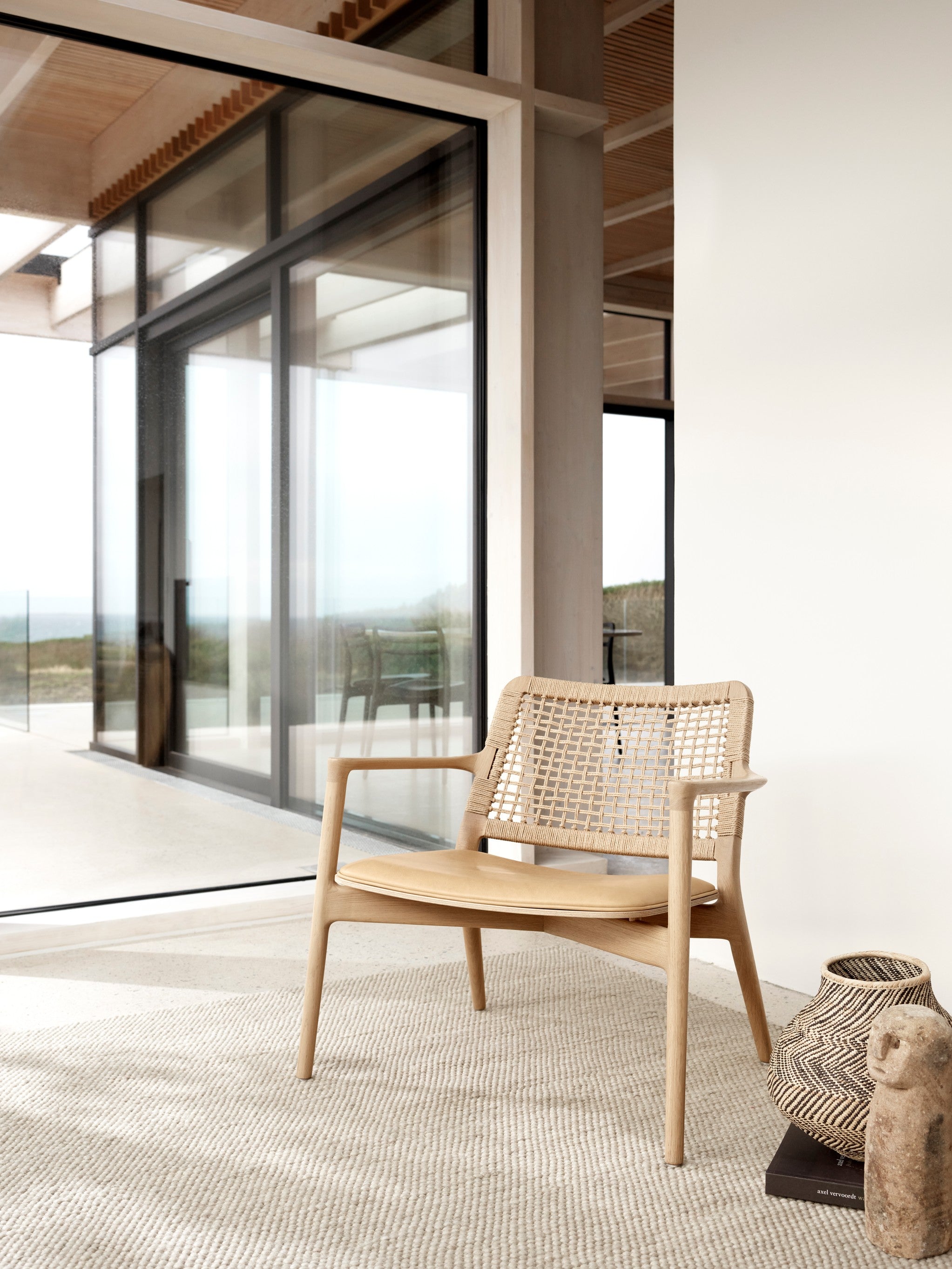 Fauteuil CABIN karamelkleurig leer met lichte eiken basis