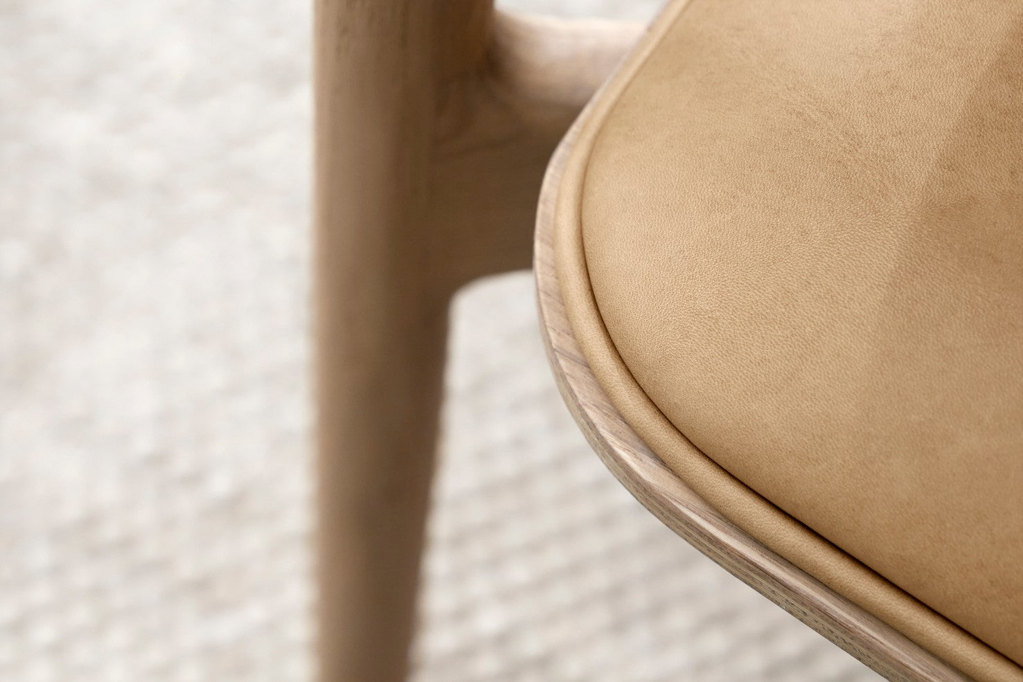 Fauteuil CABIN karamelkleurig leer met lichte eiken basis