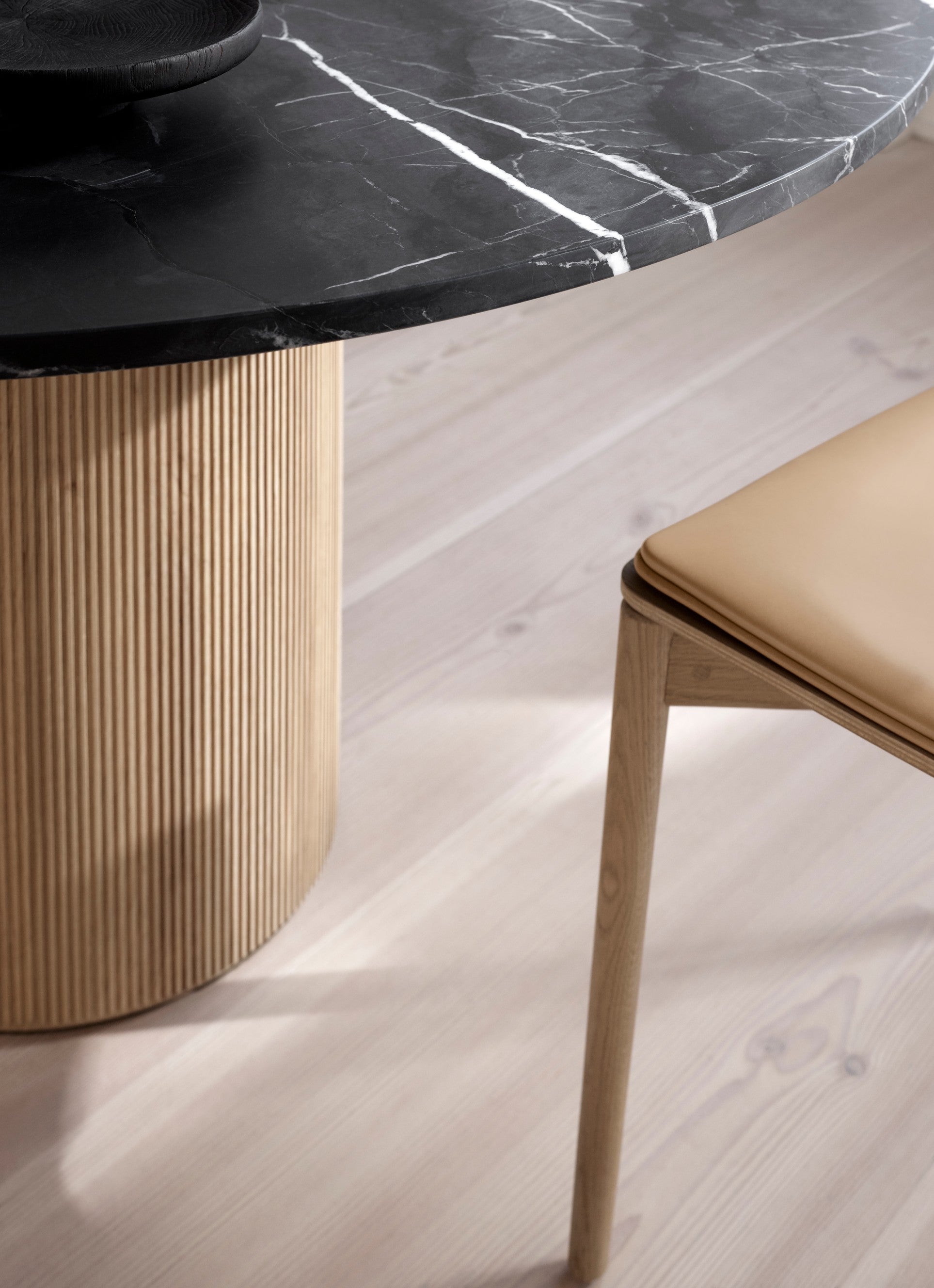Stoel CABIN karamel leer met lichte eiken basis