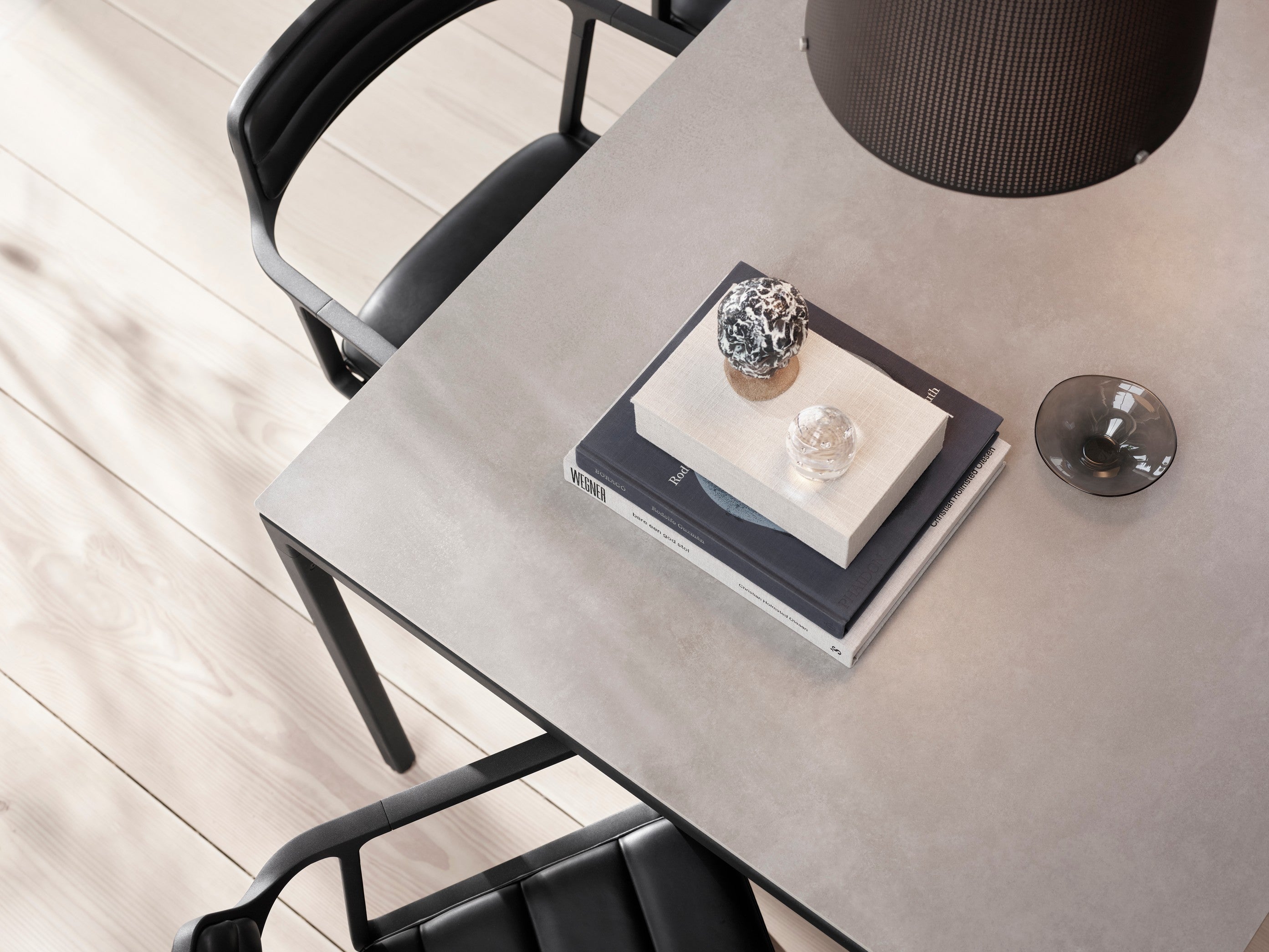 Tafel 971 grijs keramisch blad met donkere stalen basis