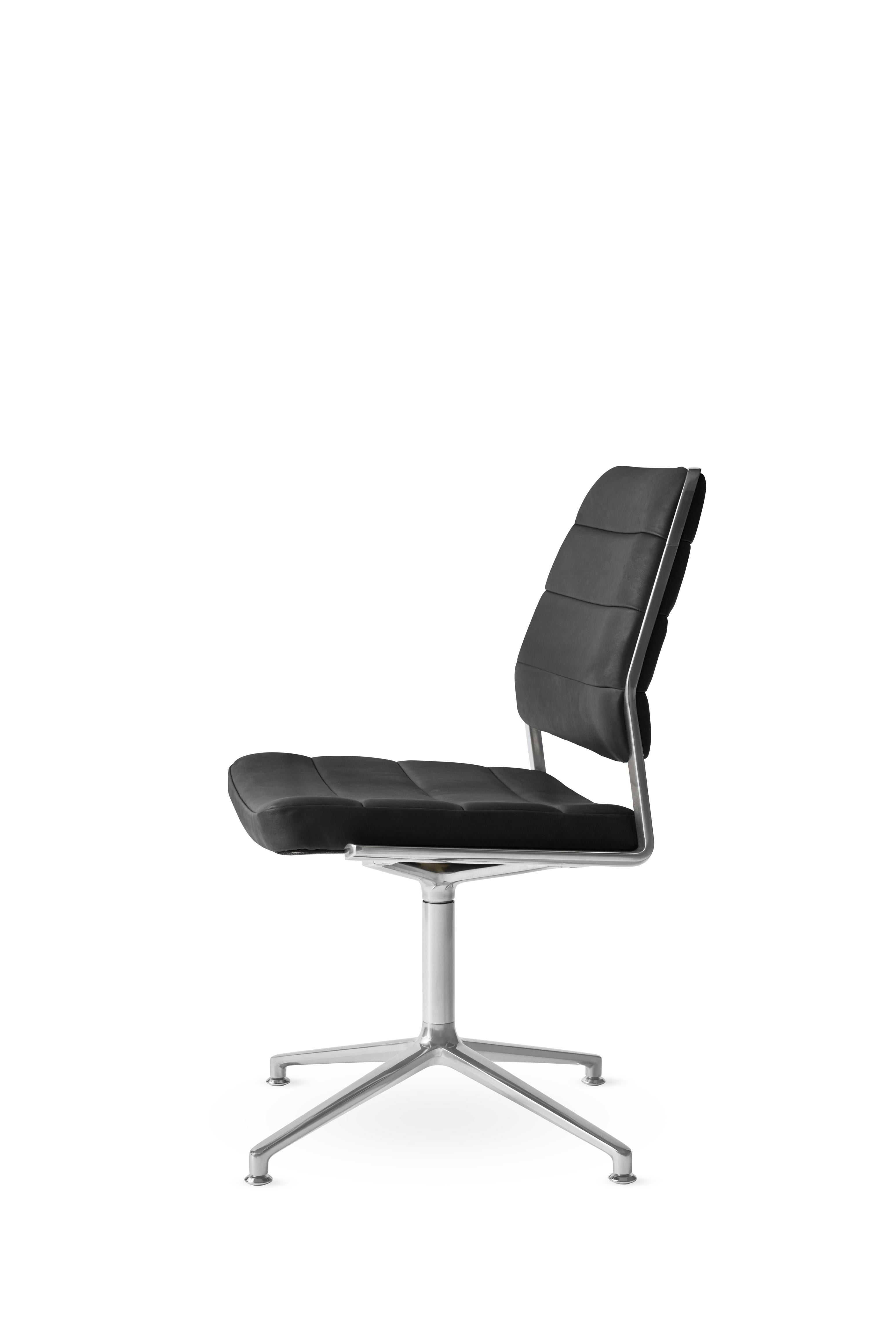 Bureau stoel 454 met zwarte leren bekleding en een metalen basis