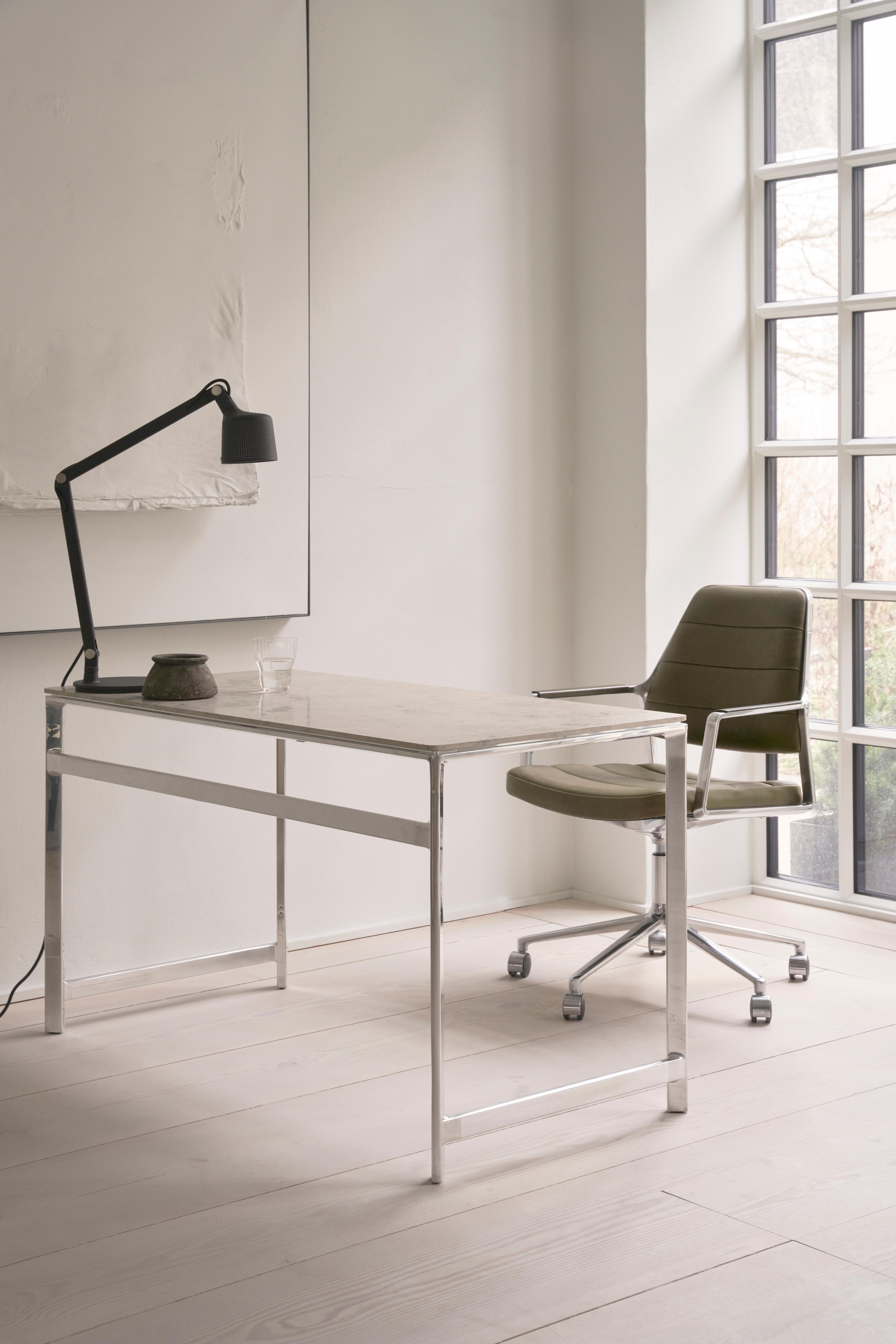Bureau stoel 455+ met zandkleurige stof en metalen basis