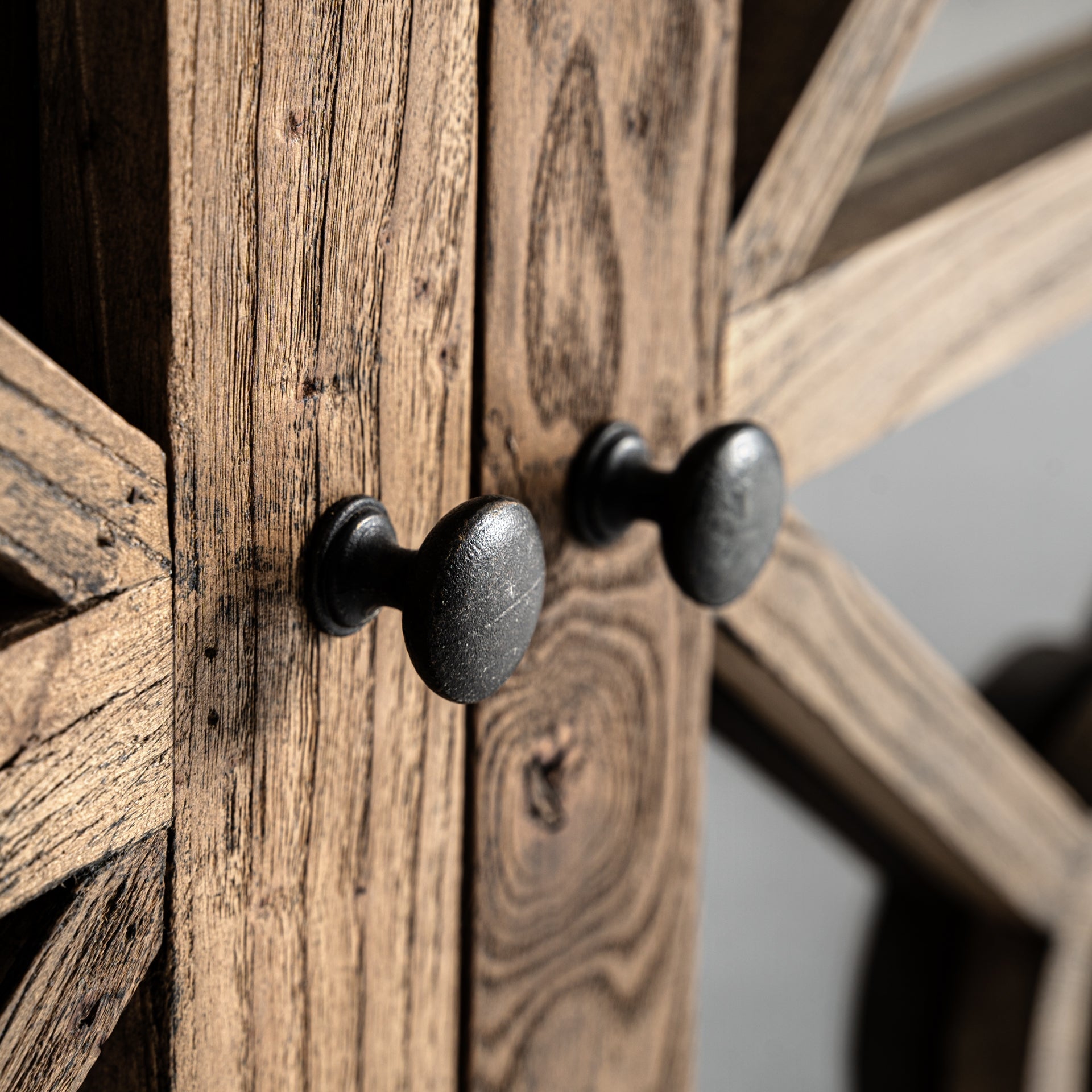 Vitrine NORVIK aus Erlenholz