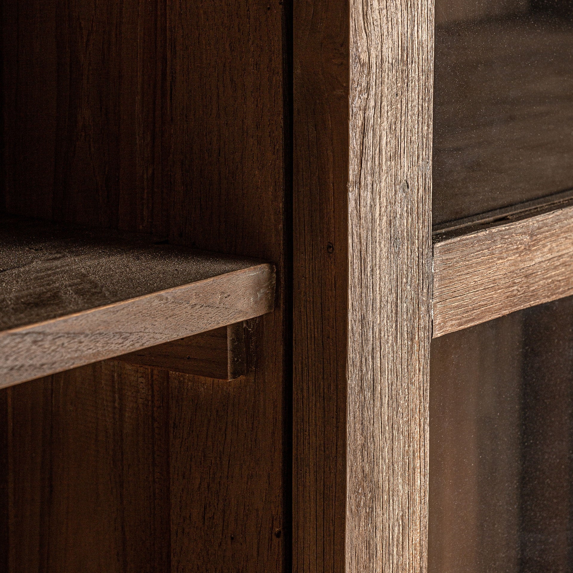 Witryna NYSTED aus recyceltem Teakholz