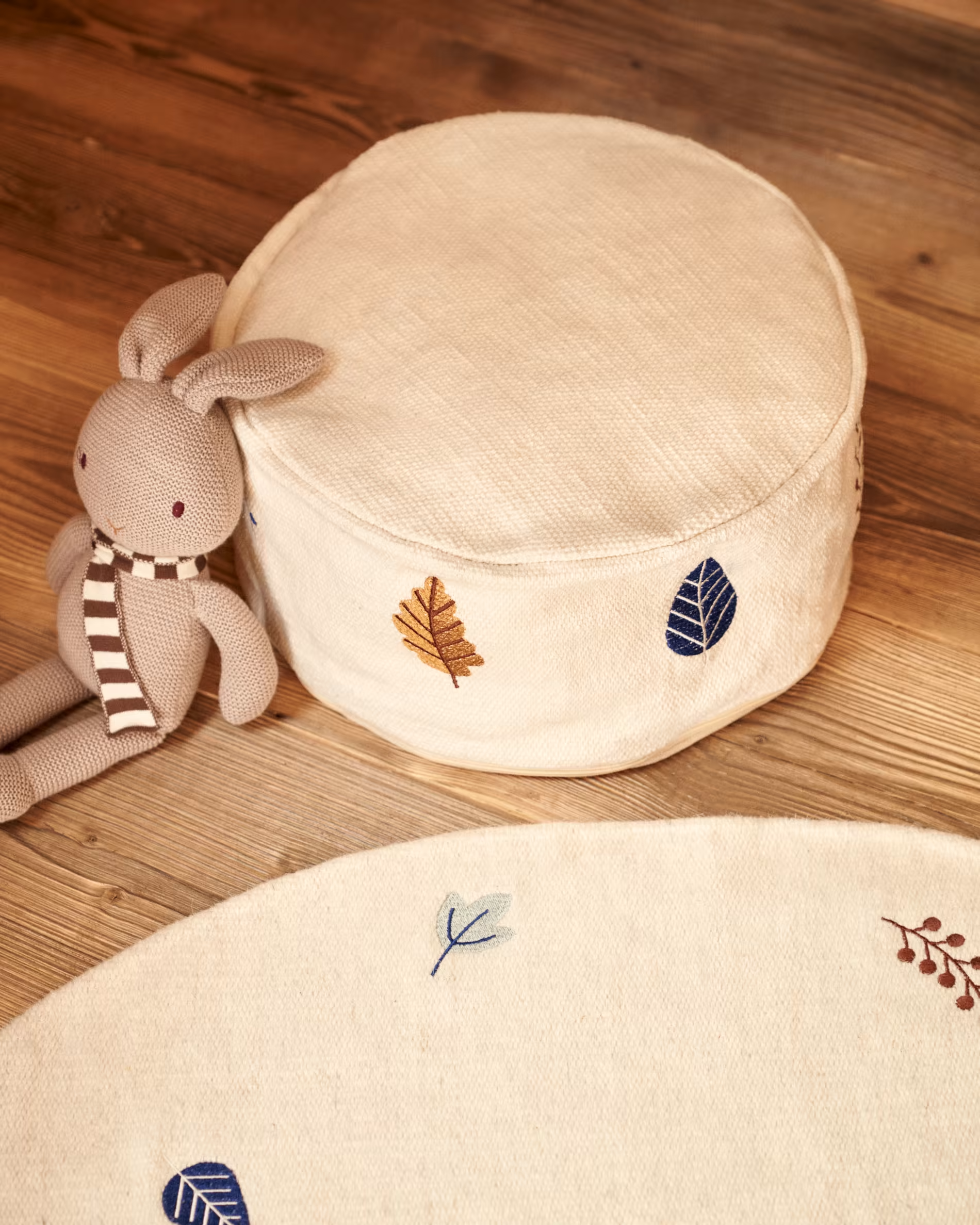 Puf dziecięcy YANIL biały La Forma Eye on Design