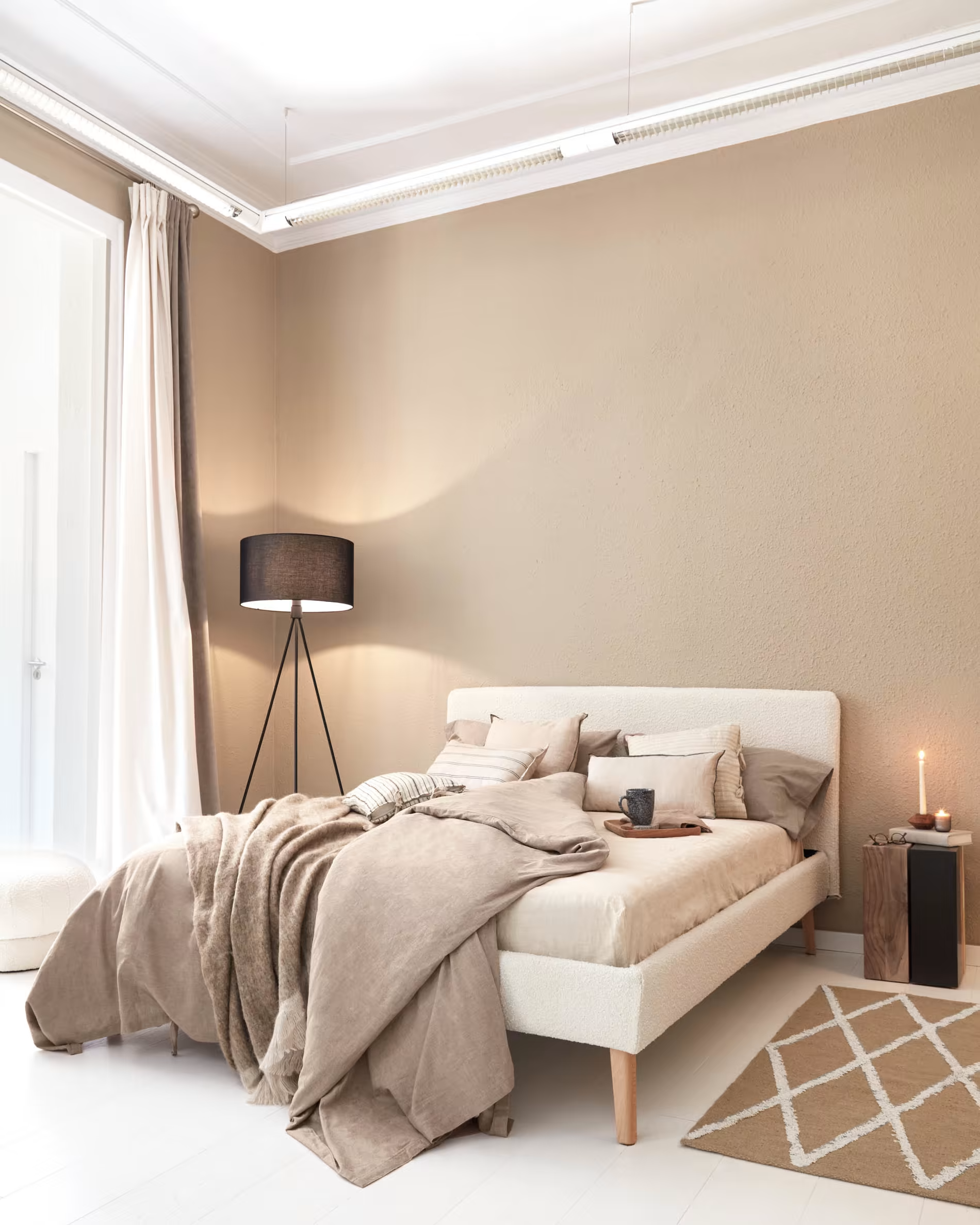 Łóżko DYLA biały boucle La Forma Eye on Design