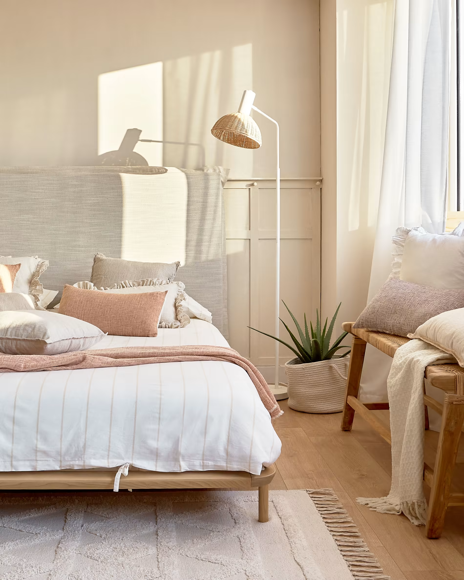 Łóżko ANIELLE lite drewno jesionowe La Forma Eye on Design