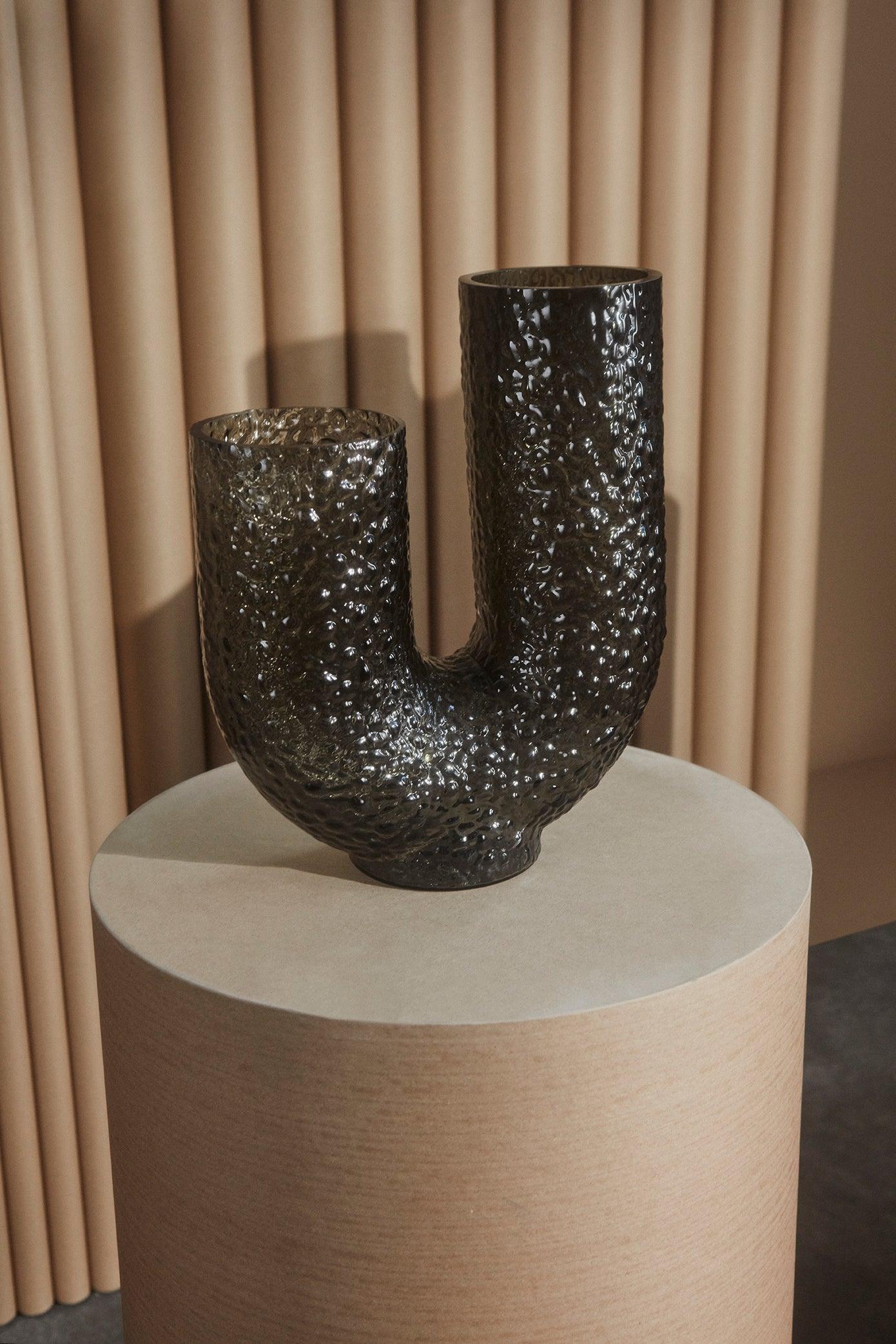 Wazon asymetryczny wysoki ARURA czarny AYTM Eye on Design