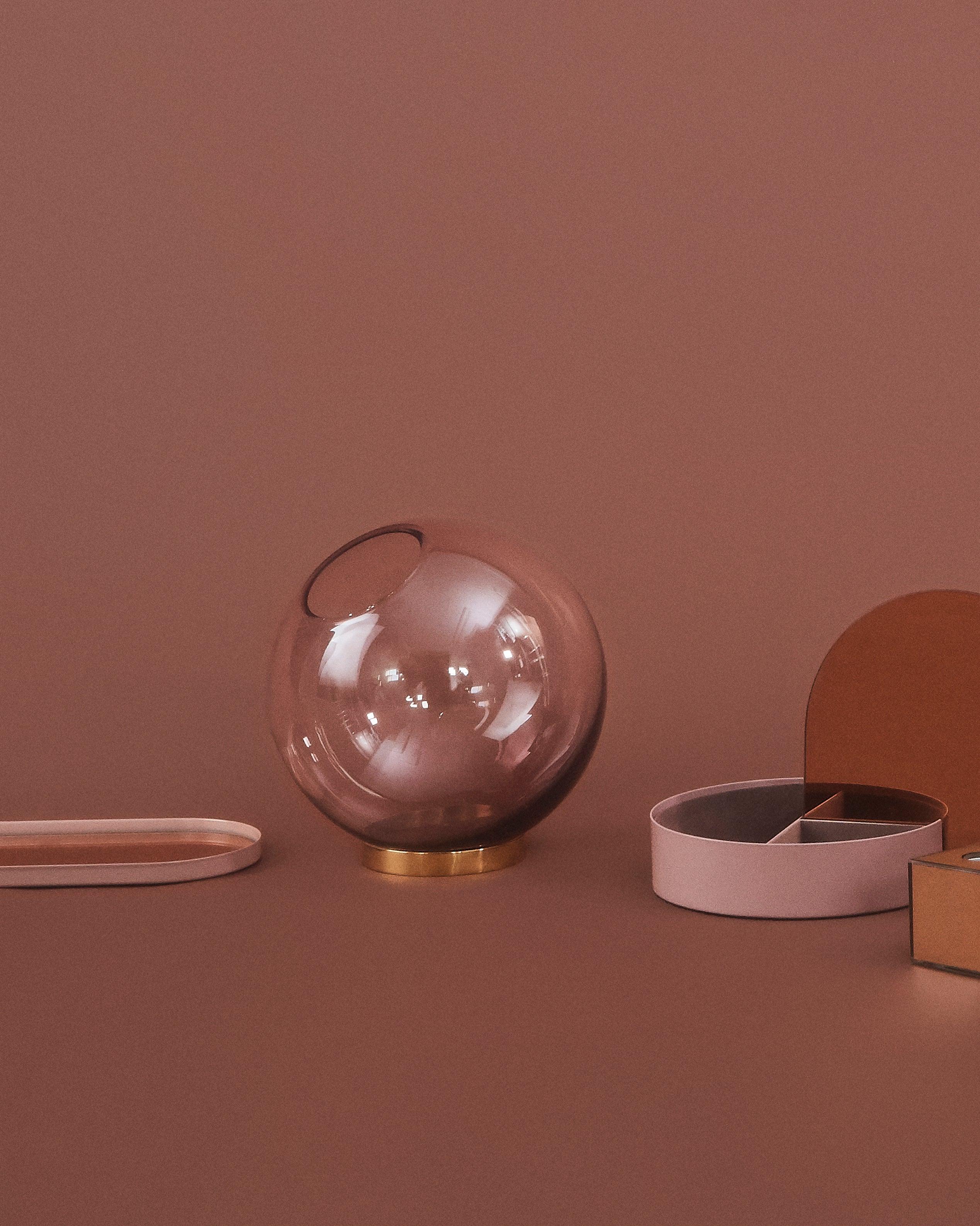 Wazon GLOBE różowy ze złotą podstawą AYTM Eye on Design