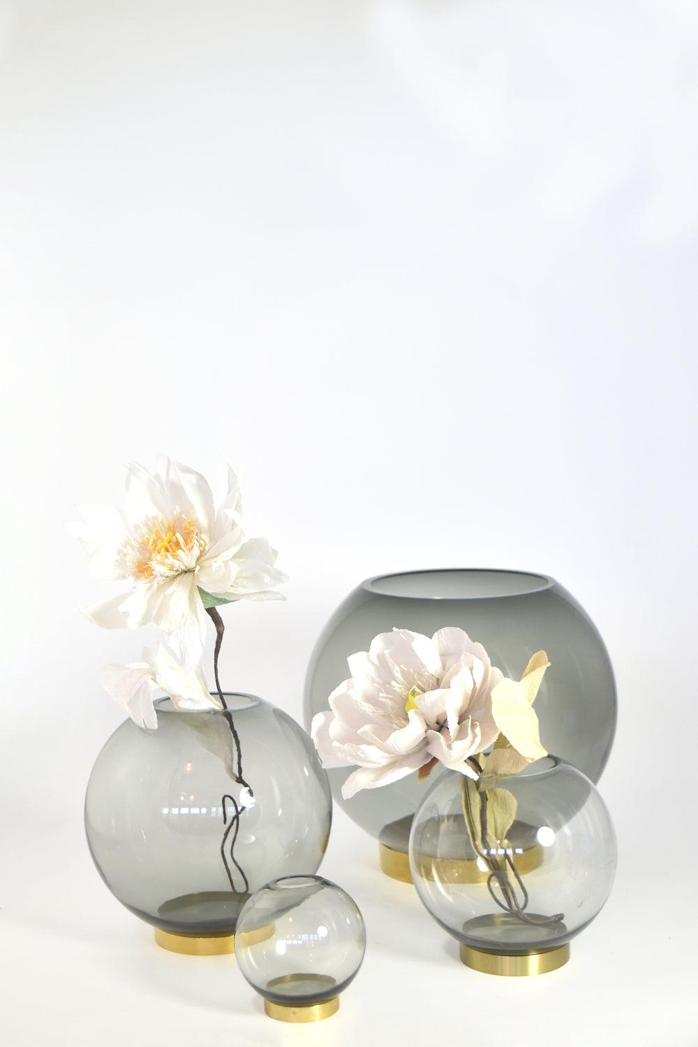 Wazon GLOBE zielony ze złotą podstawą AYTM Eye on Design