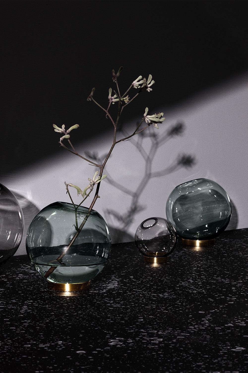 Wazon GLOBE zielony ze złotą podstawą AYTM Eye on Design