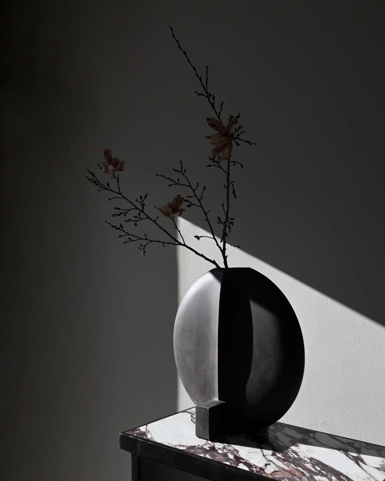 Wazon GUGGENHEIMA ciemnobrązowy 101 Copenhagen Eye on Design