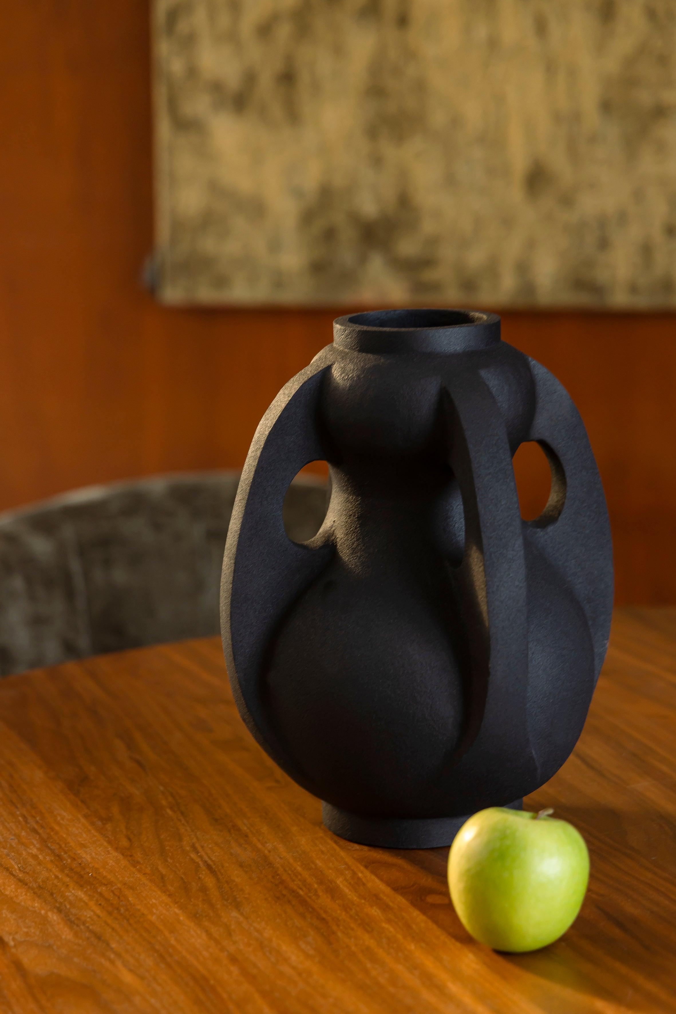 Thiago Vase L Black Dutchbone Eye on Design