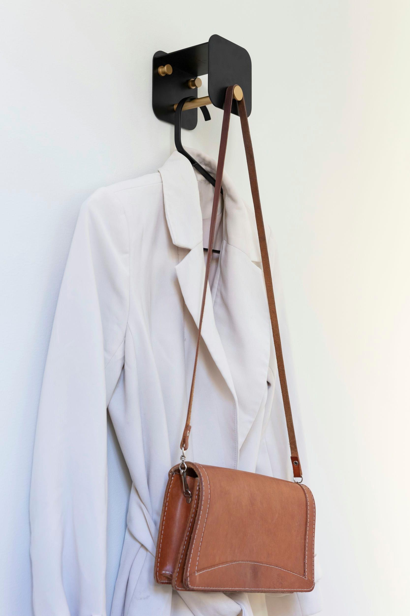 Wieszak HANG IN THERE czarny ze złotym UMAGE Eye on Design