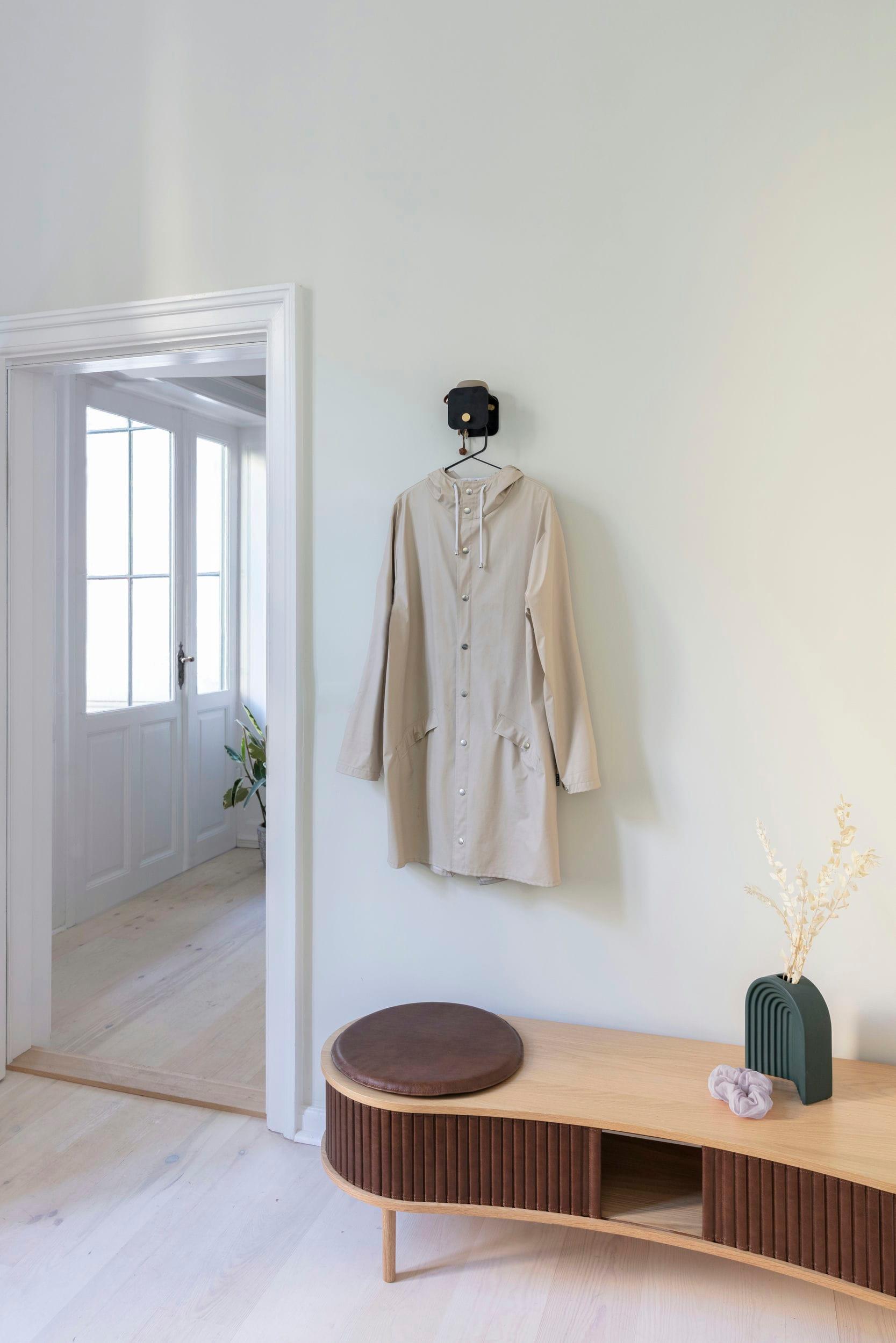 Wieszak HANG IN THERE czarny ze złotym UMAGE Eye on Design