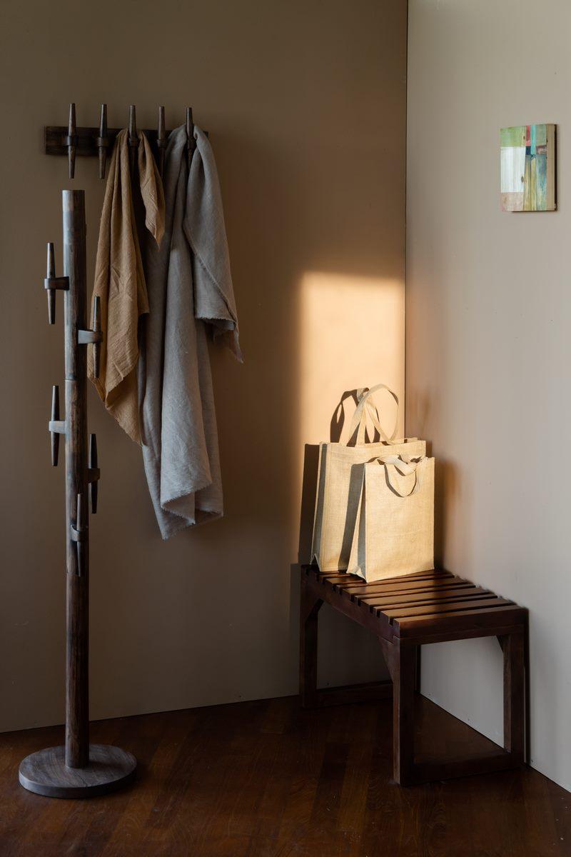 Wieszak ścienny JAKUB orzechowy Dutchbone Eye on Design