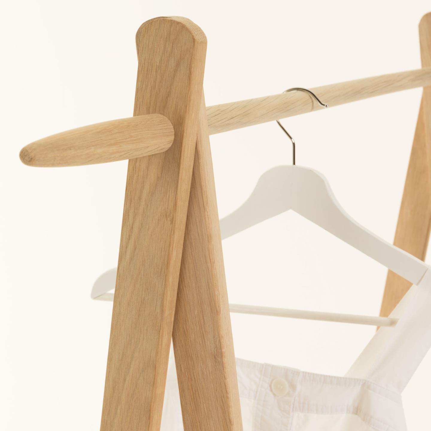 Wieszak z półką NATANE lite drewno brzozowe La Forma Eye on Design