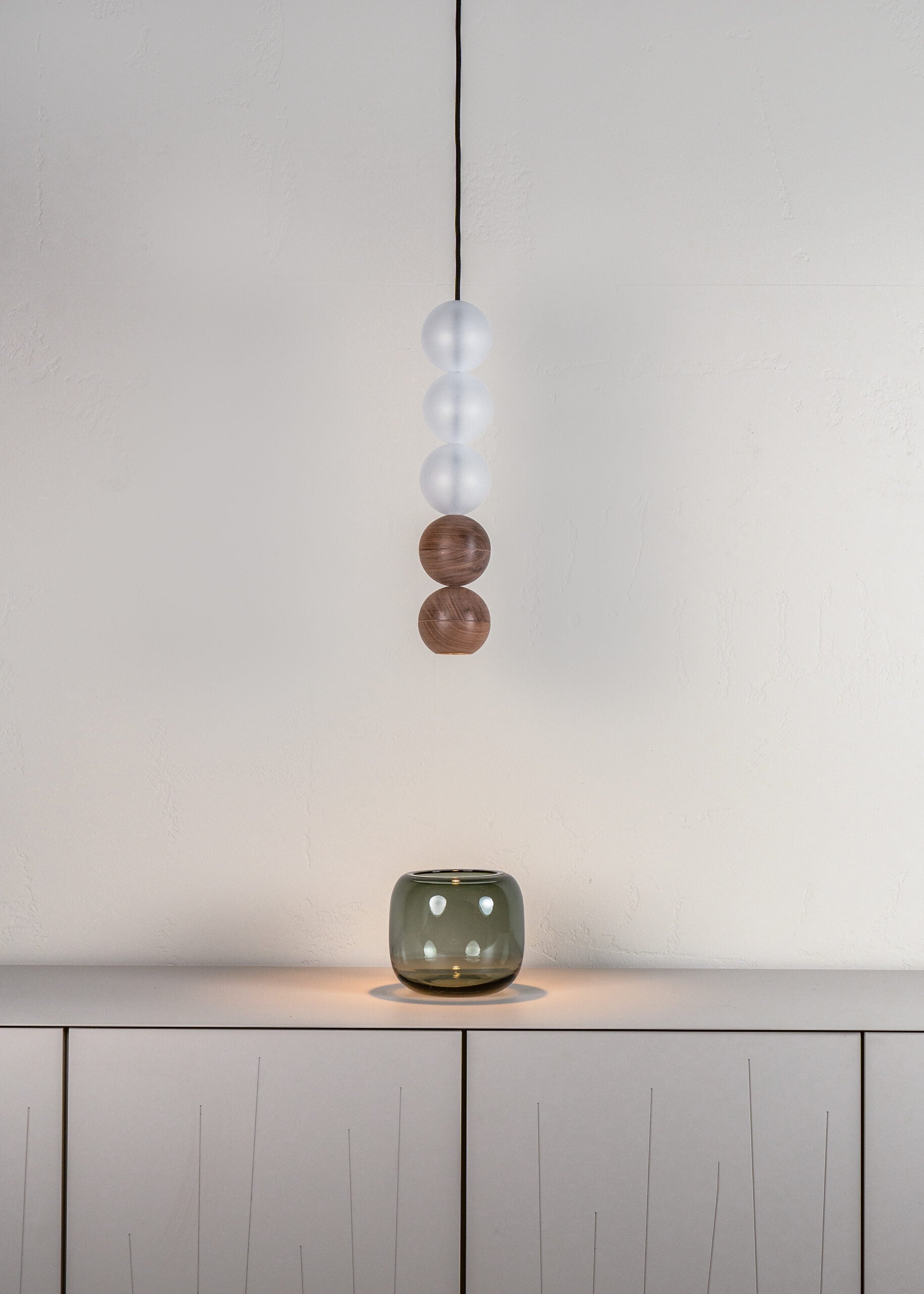WOODOO GLASS Pendelleuchte aus massivem Walnussholz