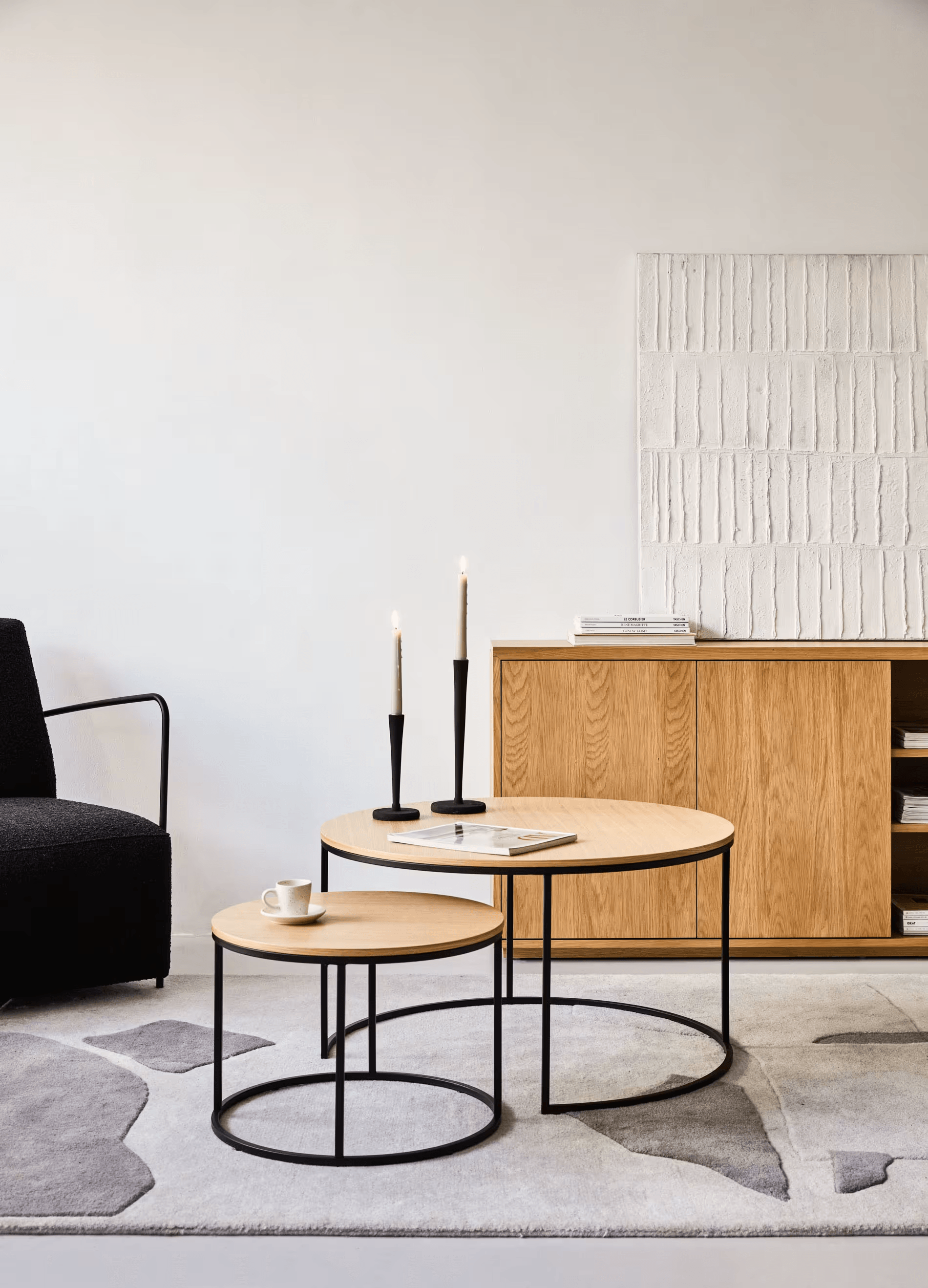 Zestaw okrągłych stolików bocznych YOANA fornir dębowy z czarną podstawą La Forma Eye on Design