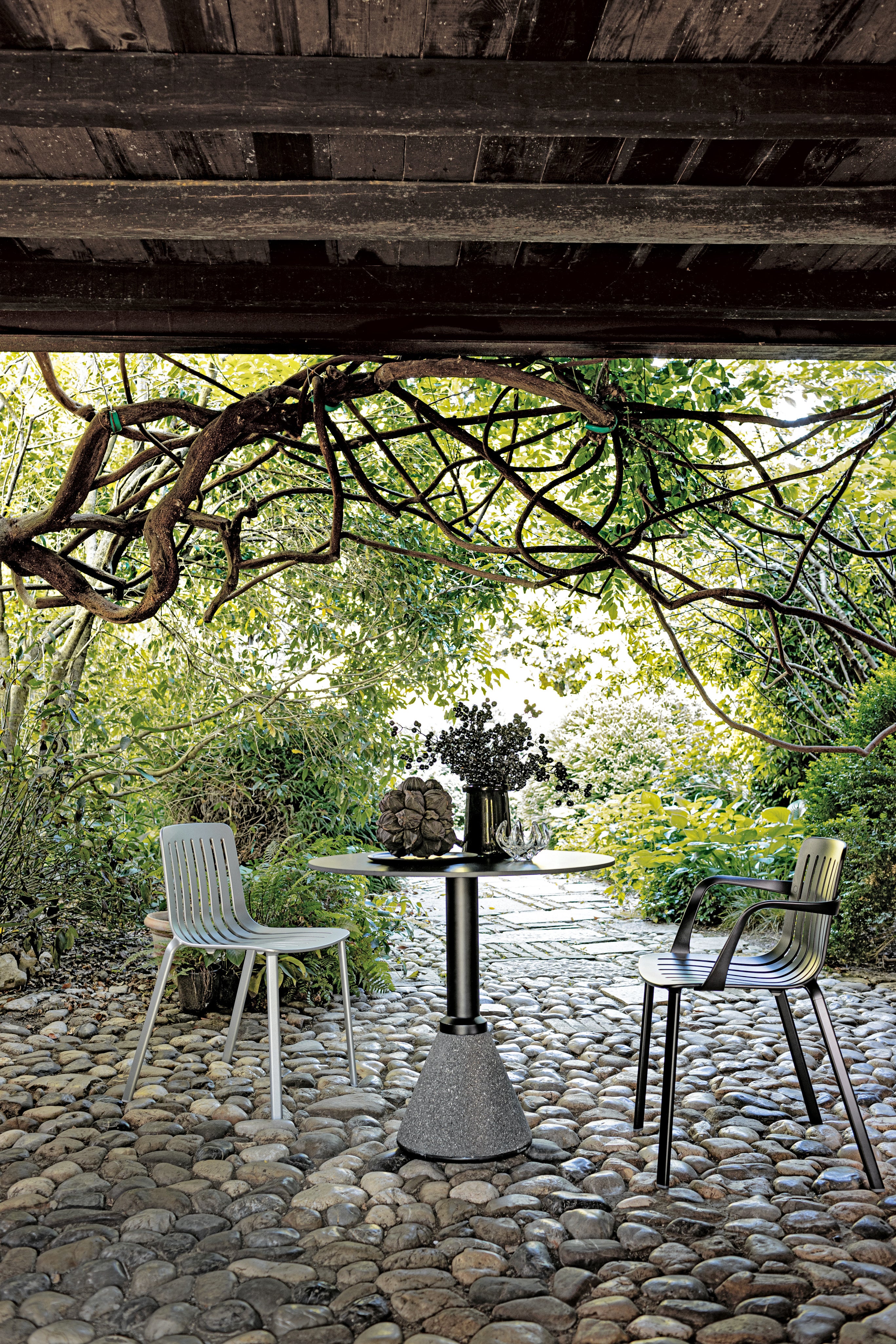 Krzesło zewnętrzne z podłokietnikami PLATO biały Magis Eye on Design