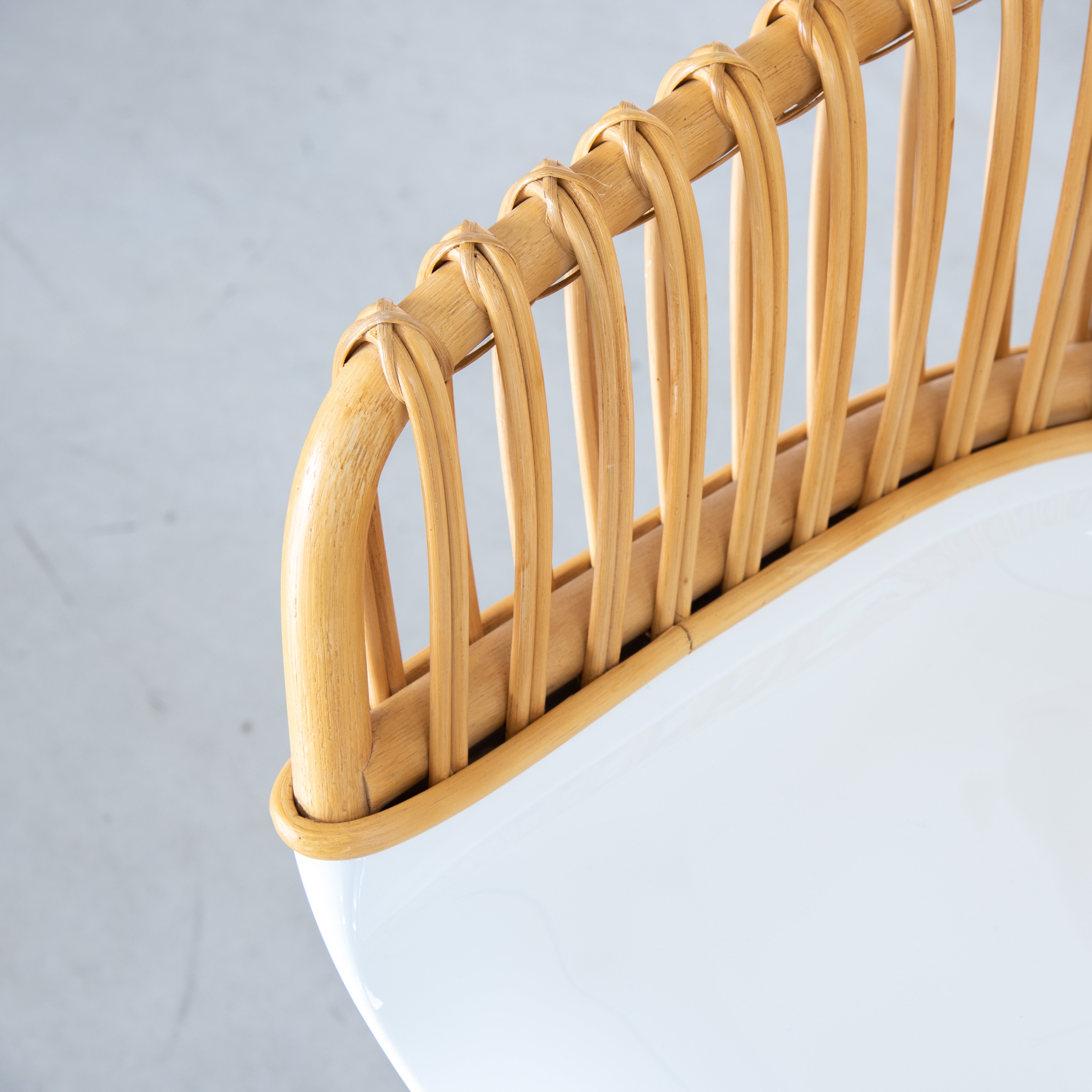 Krzesło CYBORG CLUB z plecionym oparciem biały Magis Eye on Design