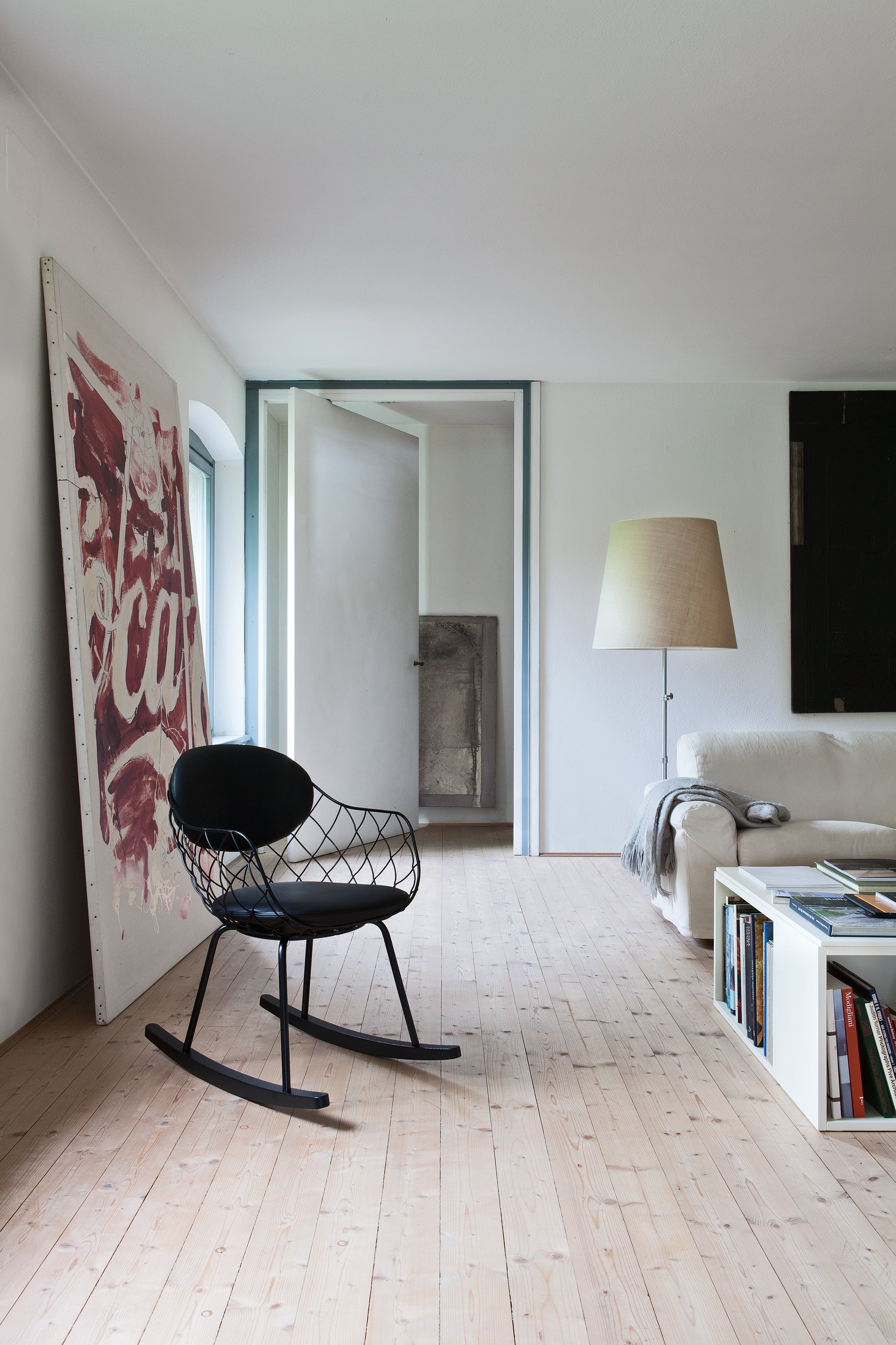 Fotel bujany PIÑA biały i drewno (skórzana poduszka) Magis Eye on Design