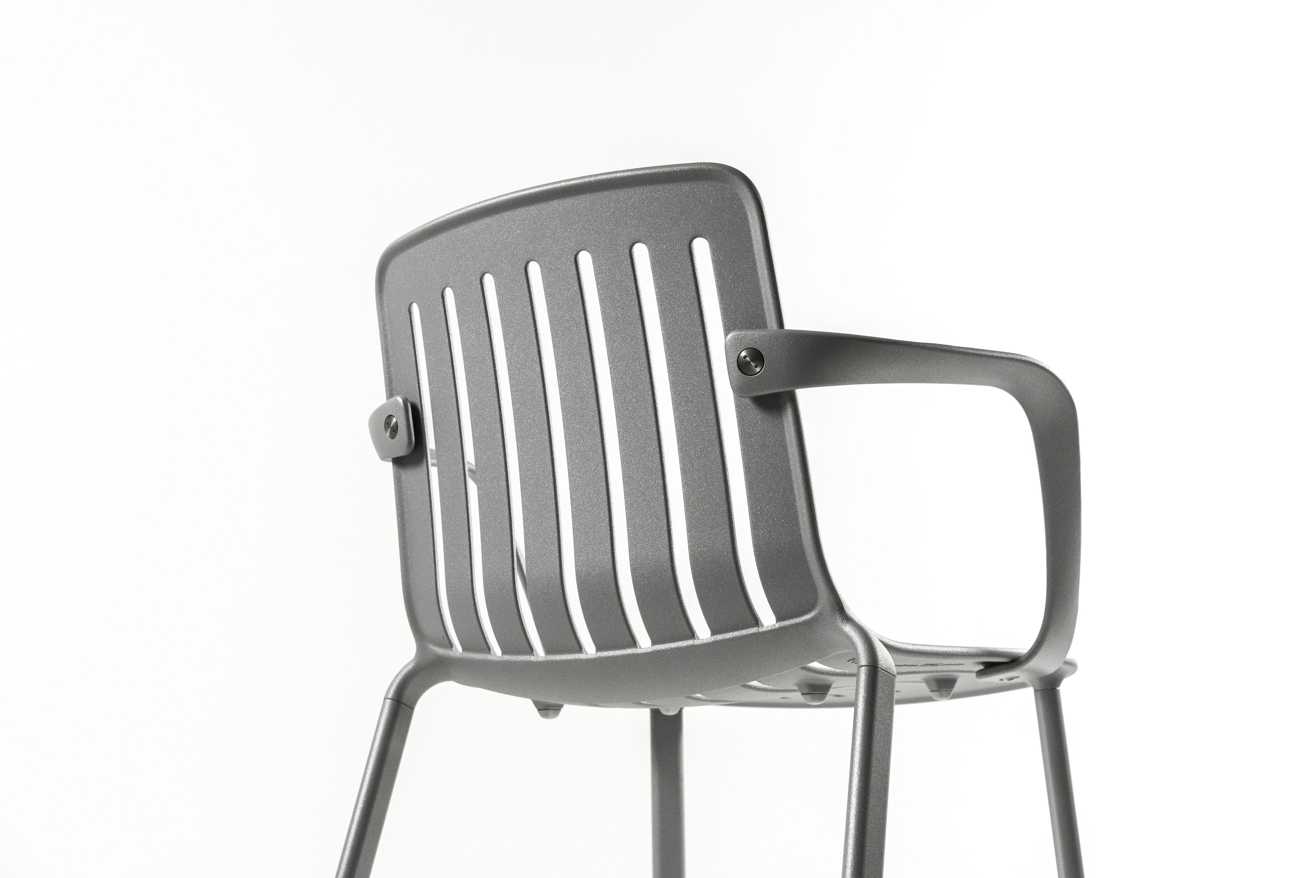 Krzesło zewnętrzne z podłokietnikami PLATO szary Magis Eye on Design