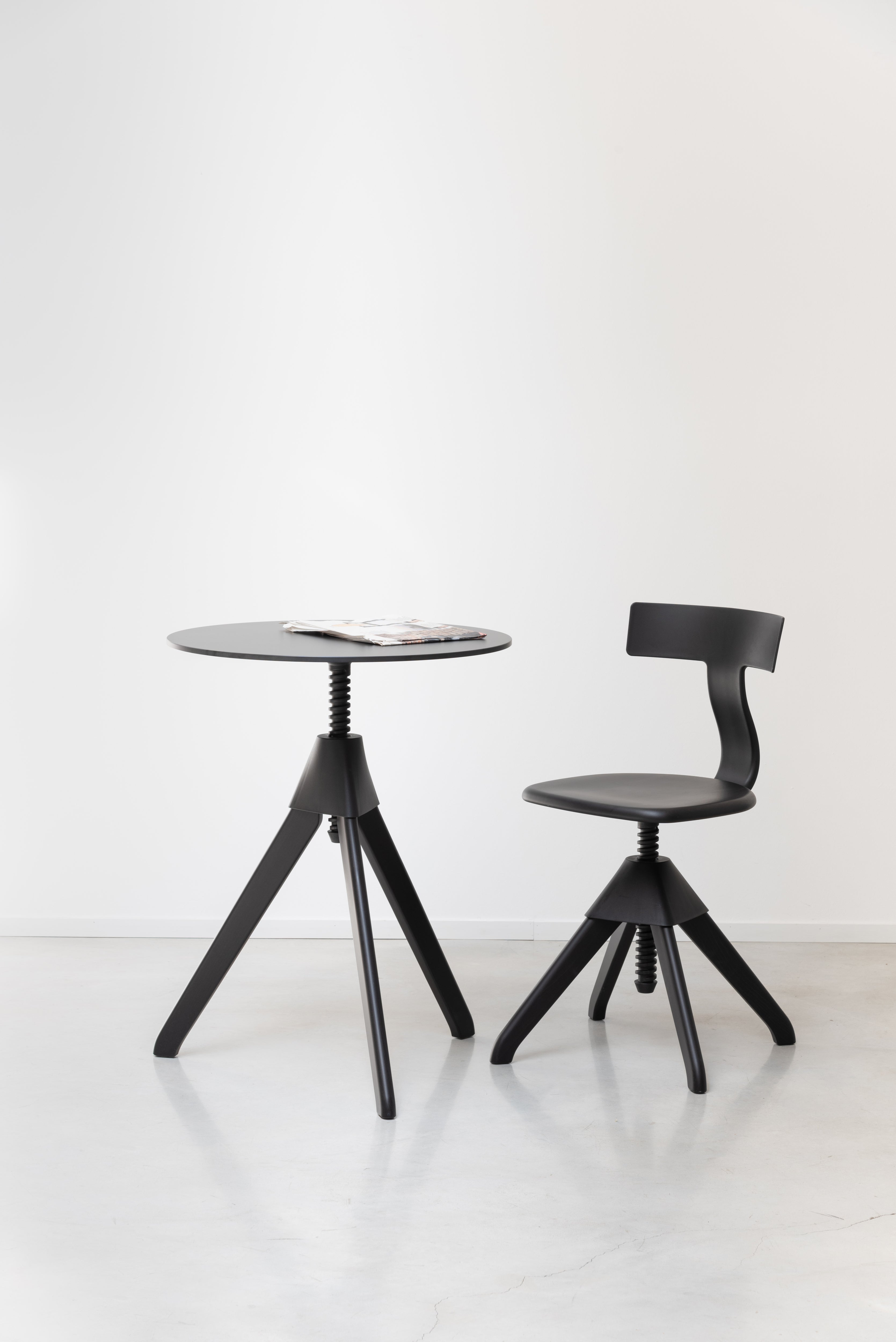 Krzesło TUFFY DZIKA BANDA czarny z drewnem Magis Eye on Design