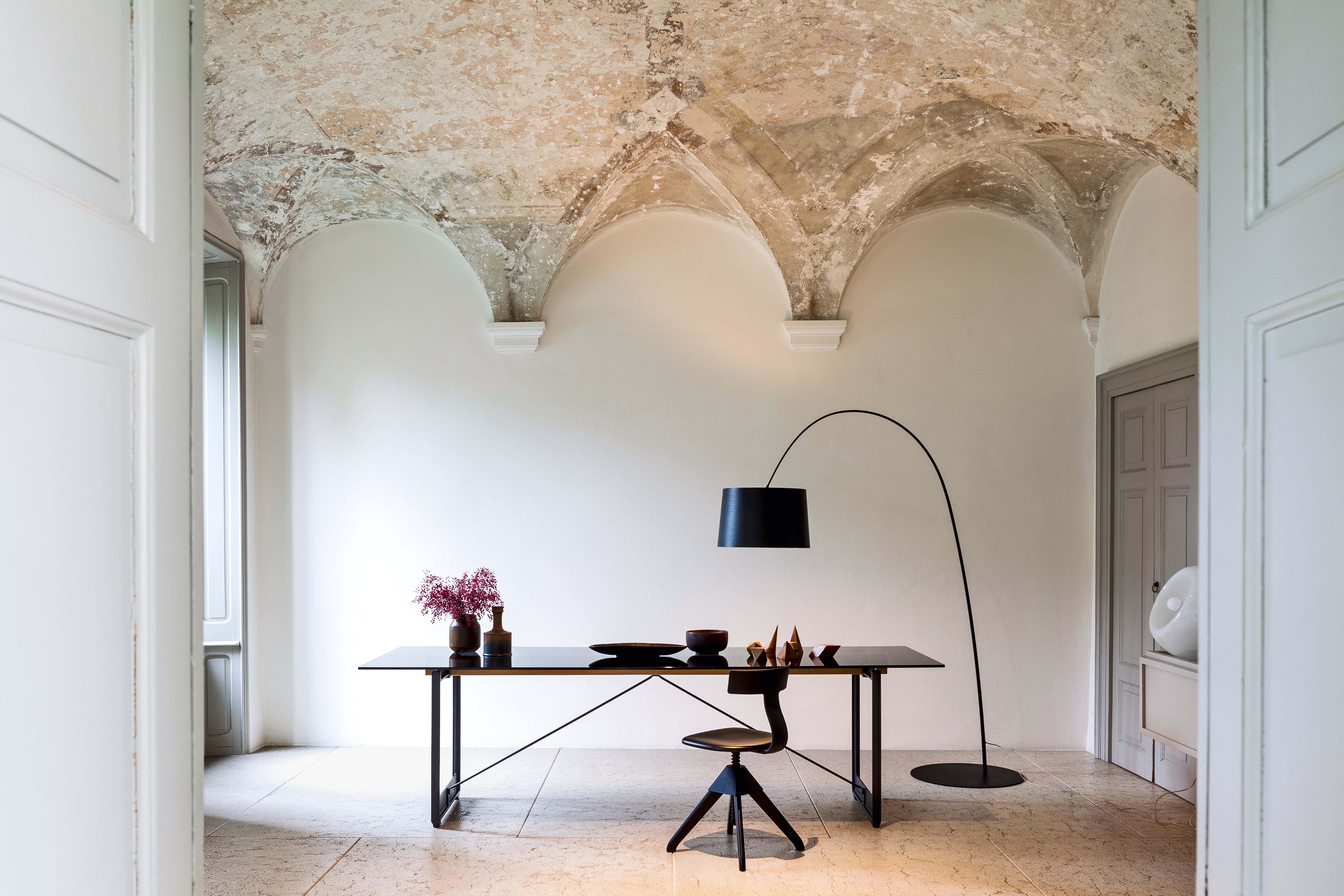 Krzesło TUFFY DZIKA BANDA czarny z drewnem Magis Eye on Design