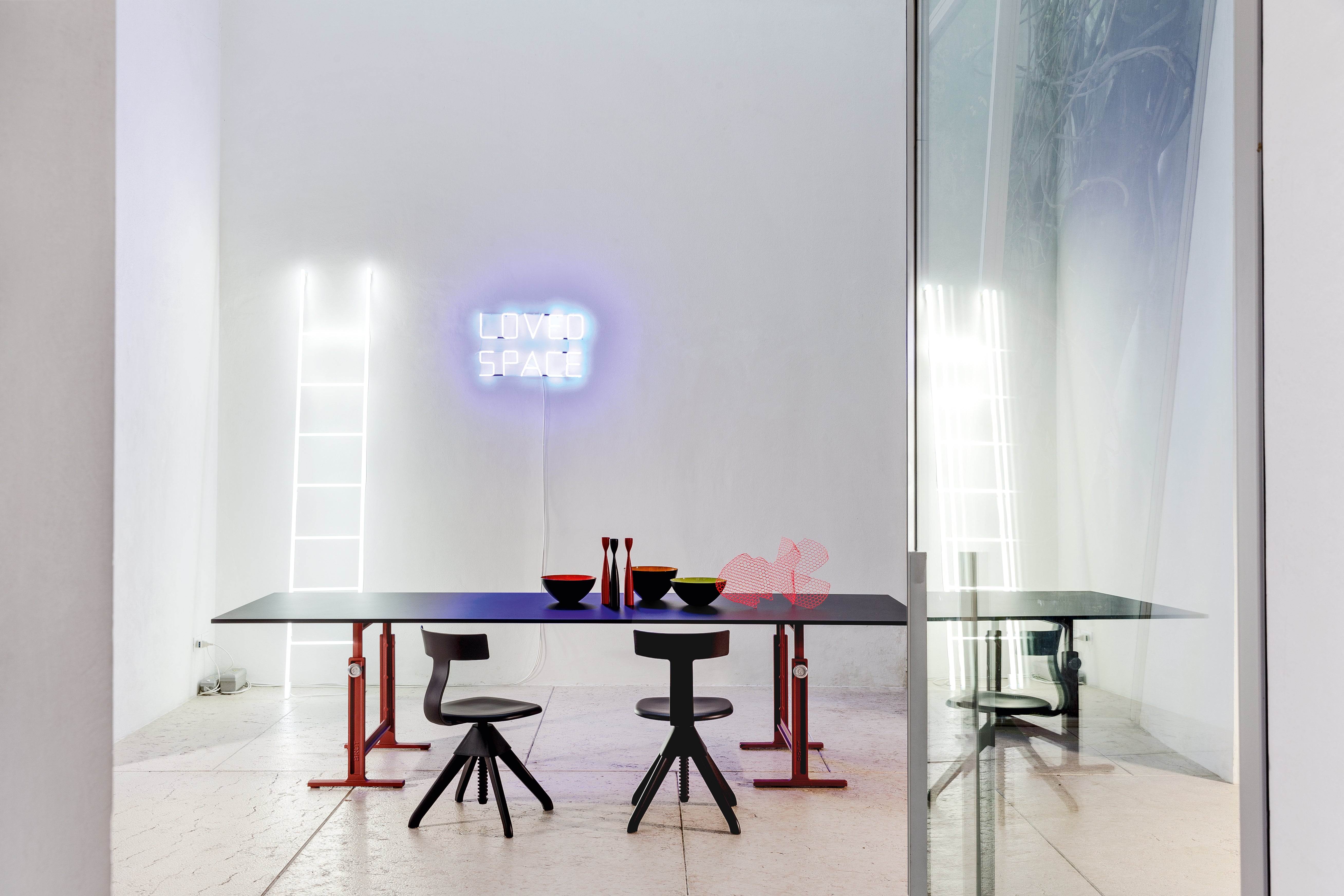 Krzesło TUFFY DZIKA BANDA czarny z drewnem Magis Eye on Design