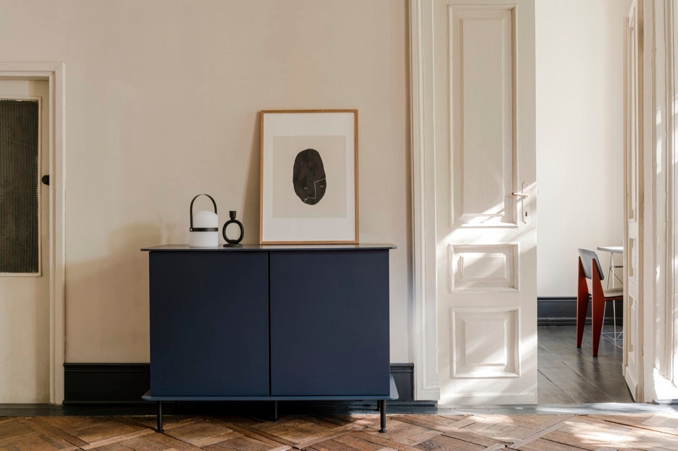 Komoda SUUMO niebieska z drewnianym blatem i czarną podstawą do salonu – styl minimalistyczny