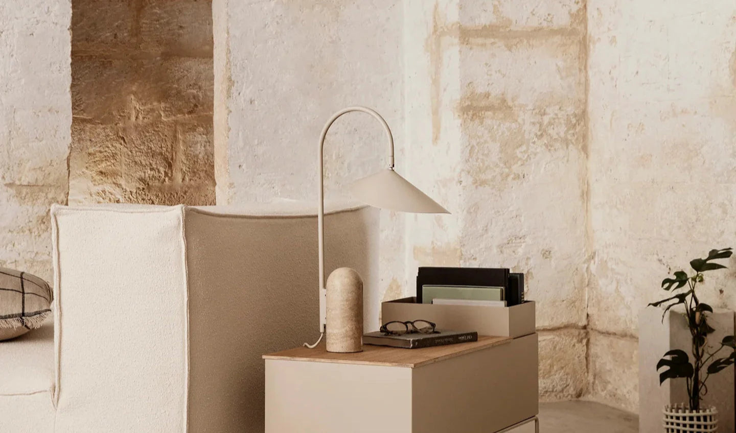 Lampy stołowe beżowe