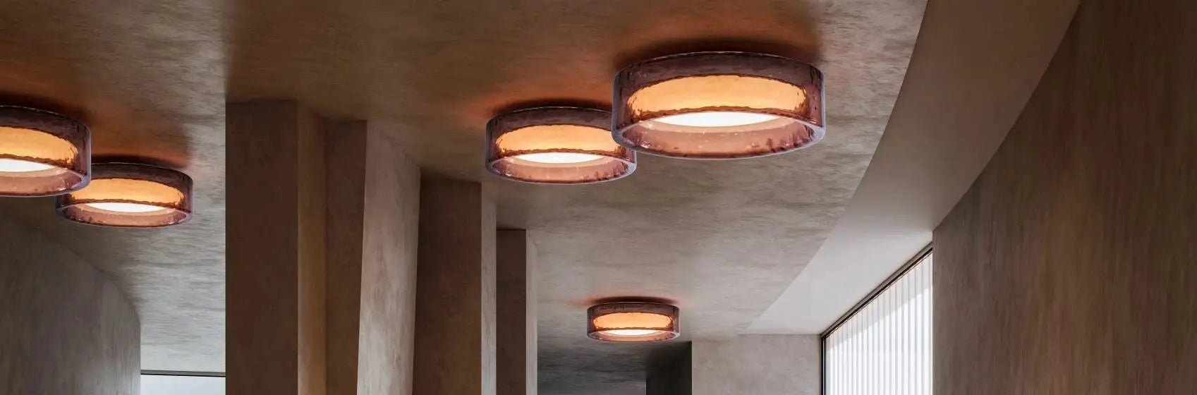 Nowoczesna lampa sufitowa oświetlająca wnętrze salonu