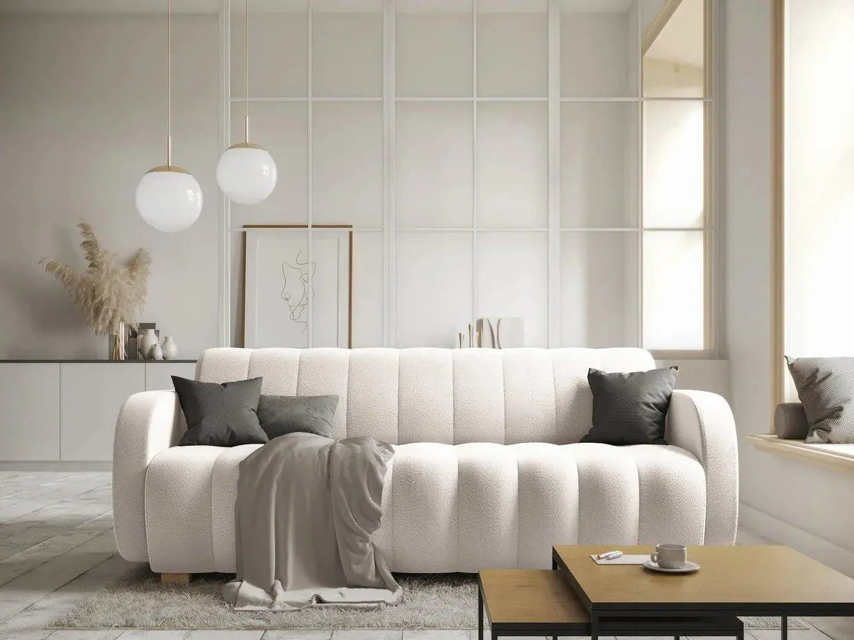 Wnętrze w stylu japandi z designerskimi meblami i dodatkami