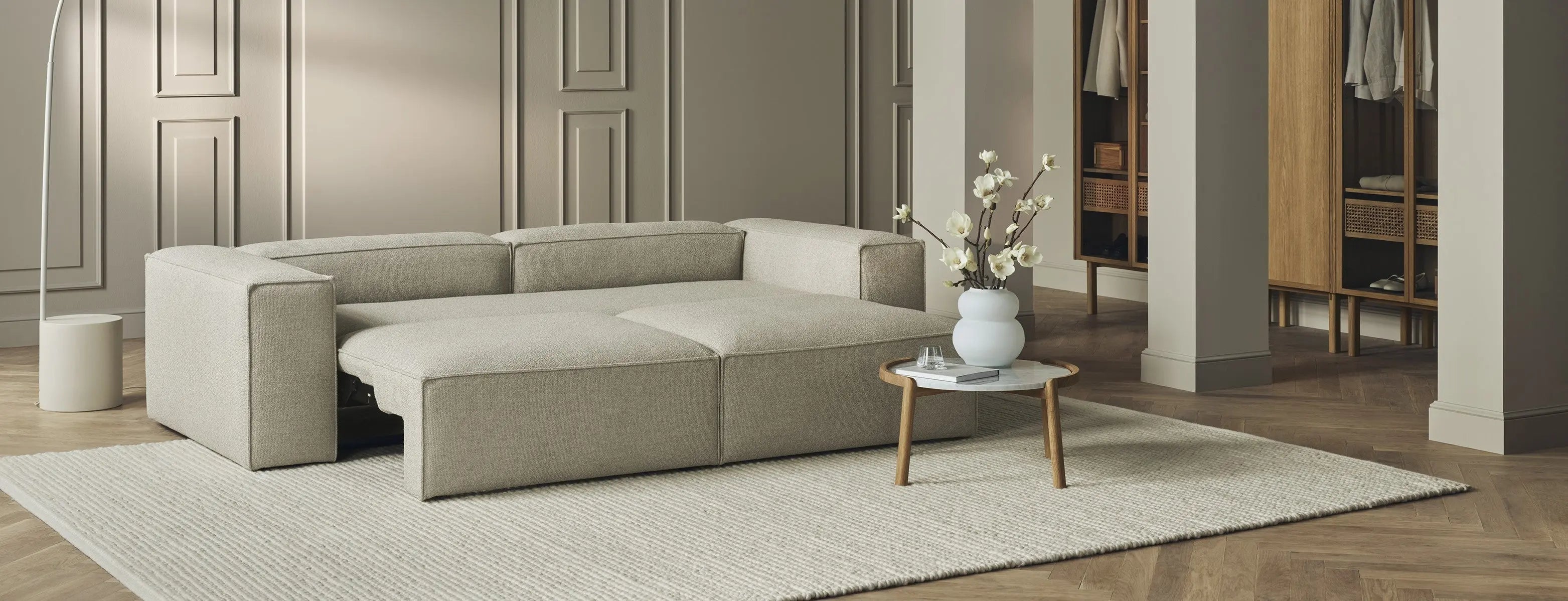Sofa rozkładana z funkcją spania w aranżacji salonu