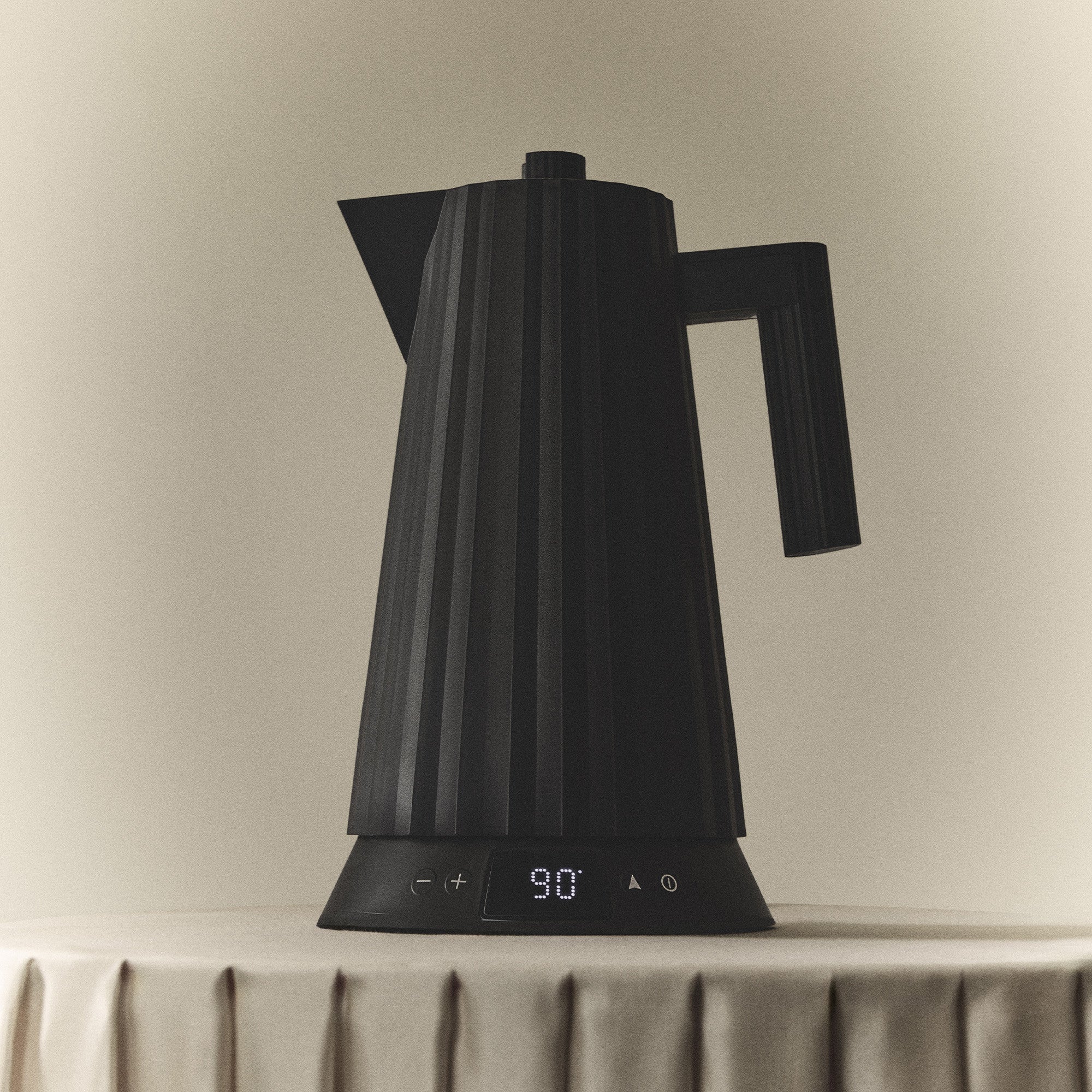 Electric kettle with temperature control PLISSÉ black