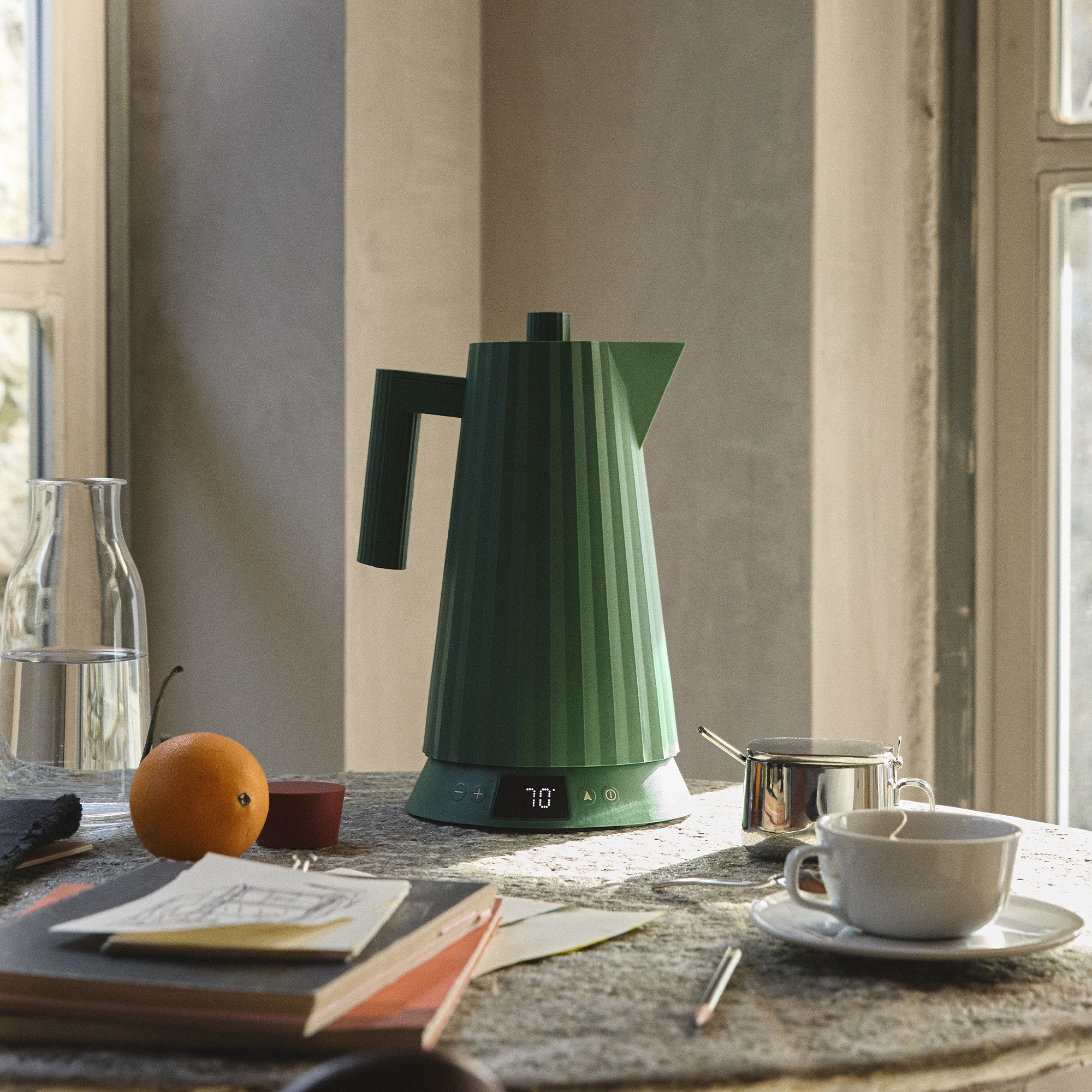 Electric kettle with temperature control PLISSÉ green