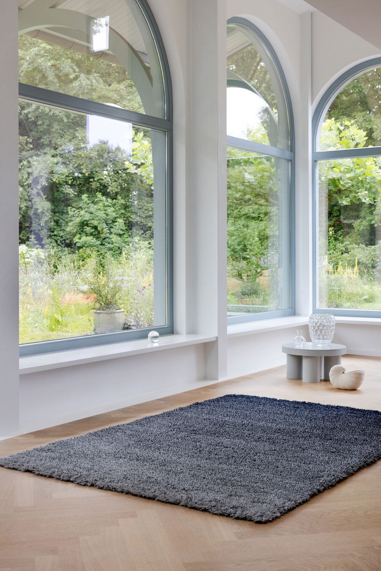 SHADE HIGH gray-blue rug with long pile