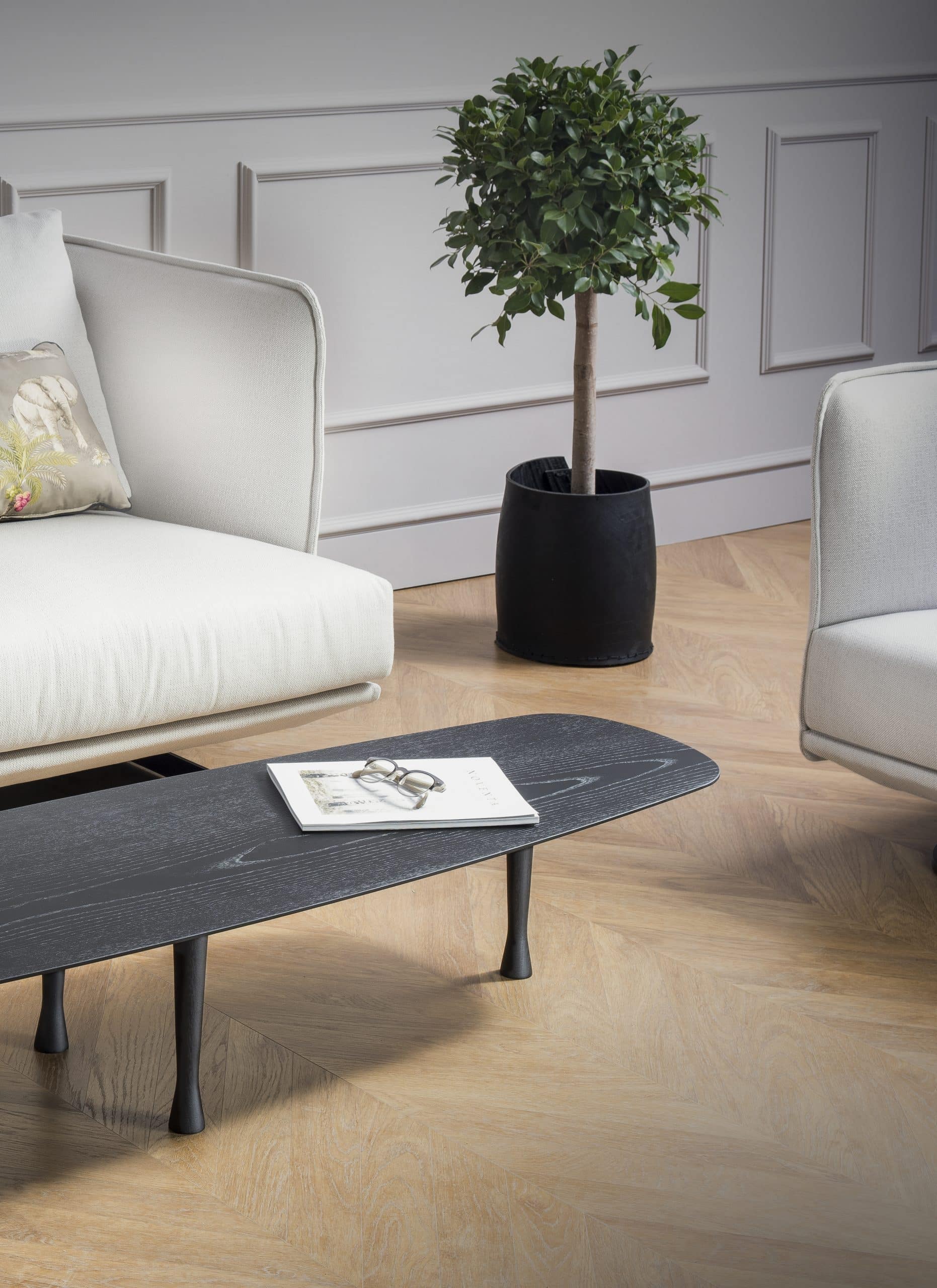 Ovaler Couchtisch UNIQUE aus schwarzem Eschenfurnier