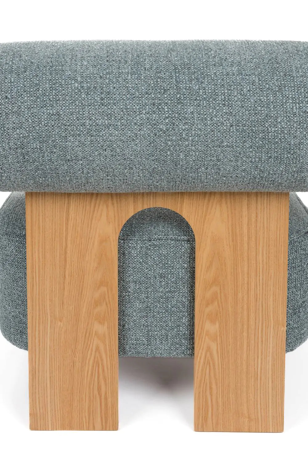 Oolong -blauer Sessel mit einer Holzbasis